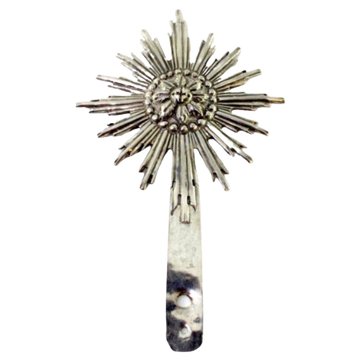 Revealed silver splendor and crowned center