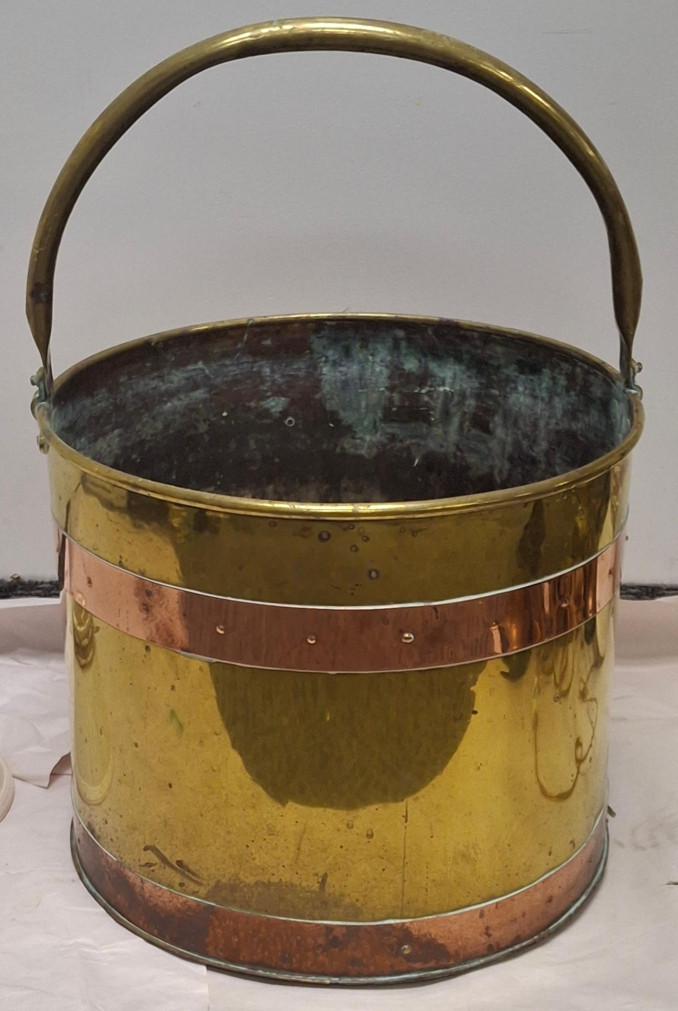 Revere Copper and Brass Inc. Poliertes Messing und Kupfer behandelt Kraftstoff Eimer (Amerikanisch Kolonial) im Angebot