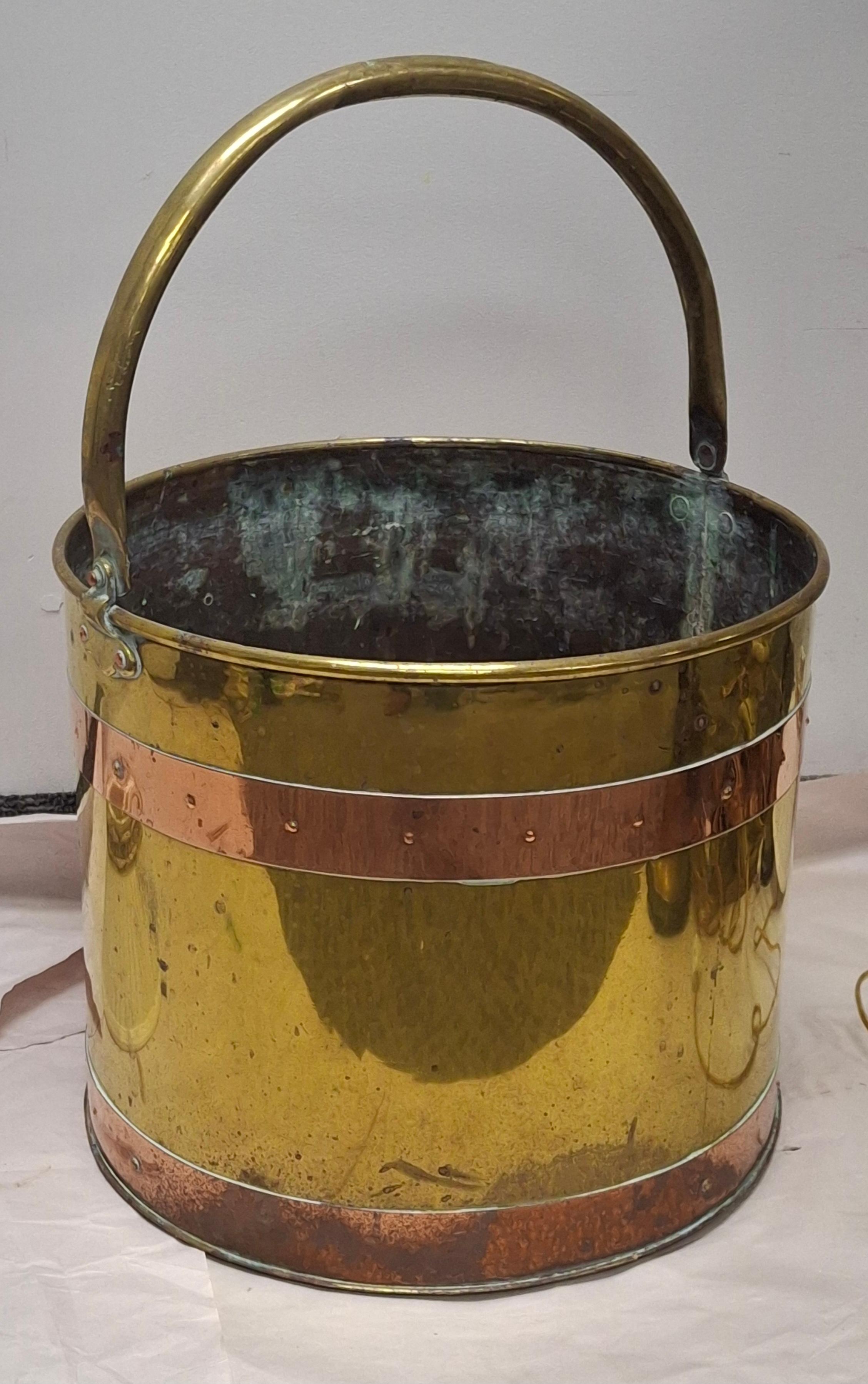 Revere Copper and Brass Inc. Poliertes Messing und Kupfer behandelt Kraftstoff Eimer (amerikanisch) im Angebot