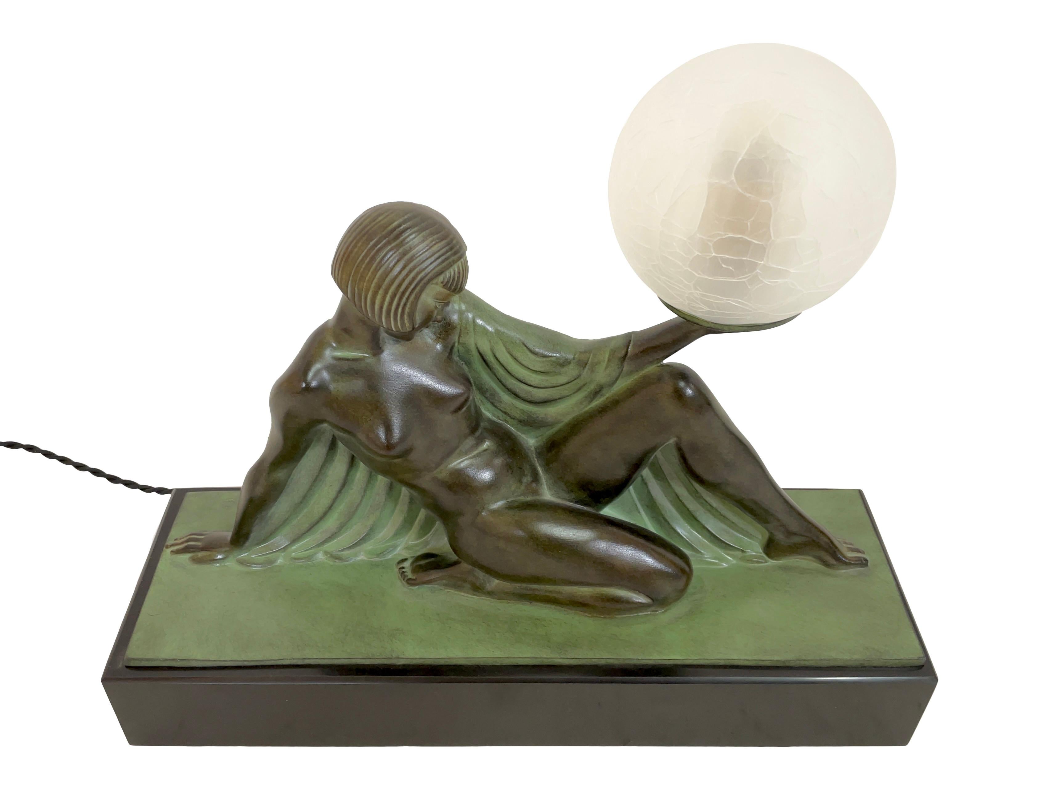 Patiné Lampe sculptée Reverie de style Art déco par Raymonde Guerbe pour Max Le Verrier en vente