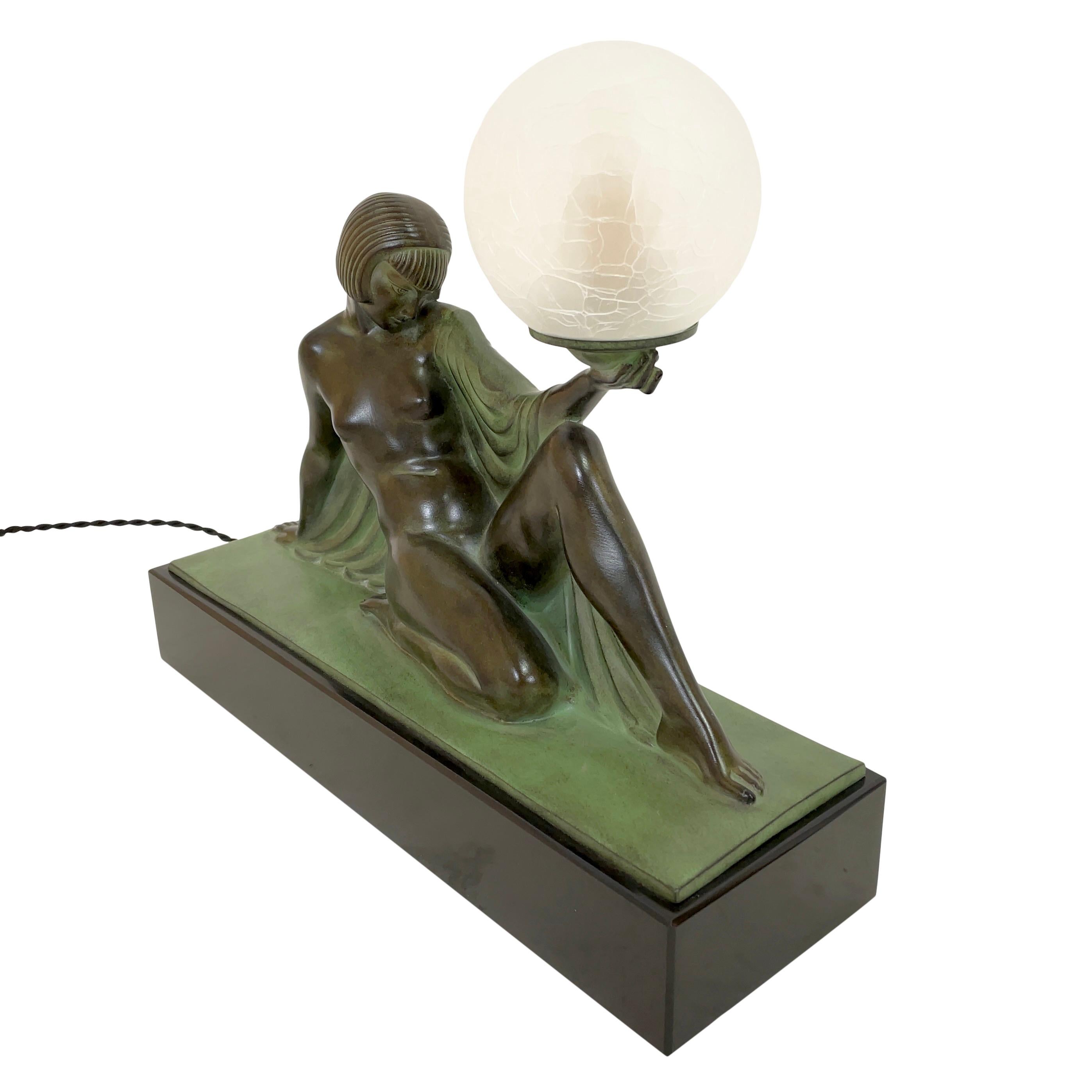 Français Lampe sculpture Reverie de style Art Déco par Raymonde Guerbe pour Max Le Verrier