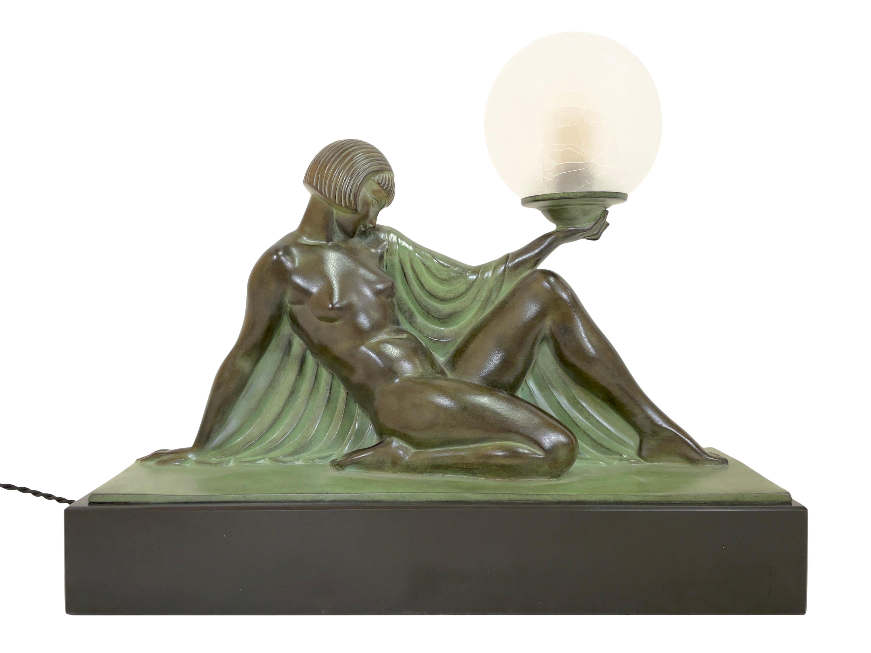 Lampe sculptée Reverie de style Art déco par Raymonde Guerbe pour Max Le Verrier