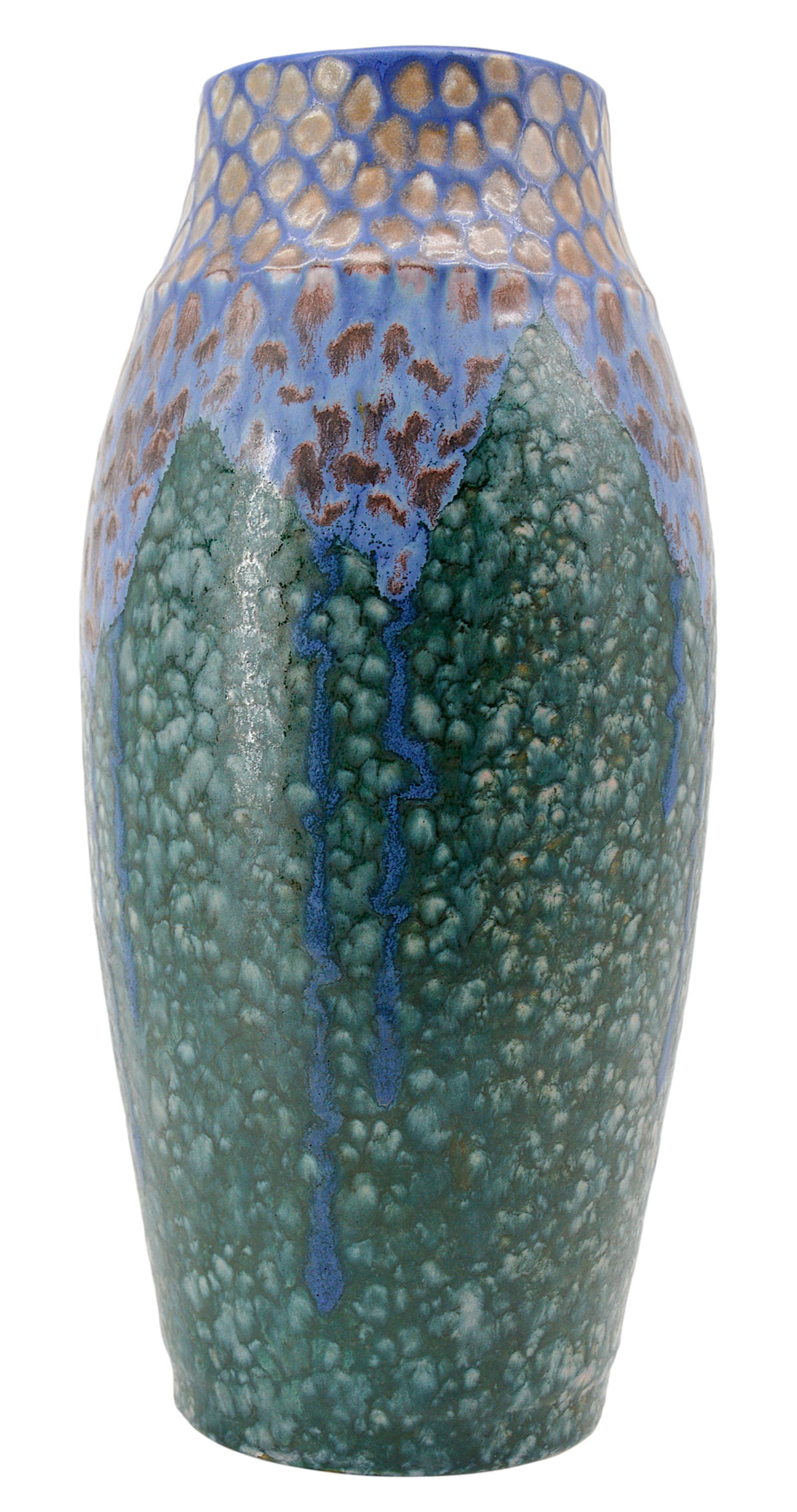 Exceptionnelle paire de vases en céramique Art déco par Revernay (Digoin), France, vers 1920
Exceptionnelle et spectaculaire paire de vases en céramique Art déco de Revernay, produits par Digoin, France, vers 1920. Ces vases remarquables sont un bel