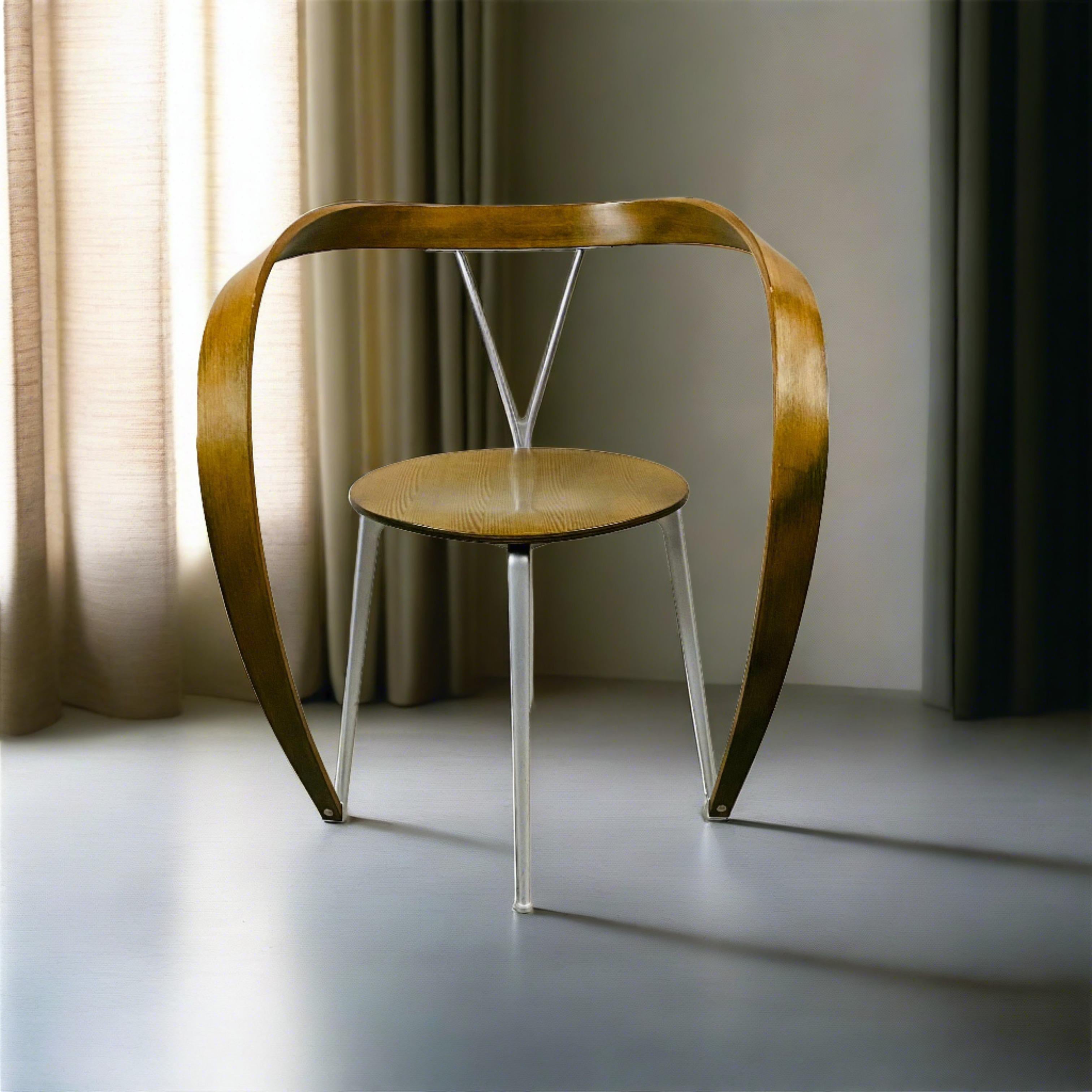 Une pièce intemporelle de l'histoire du design - la chaise Revere d'Andrea Branzi pour Cassina. Ce fauteuil emblématique, datant de la fin du XXe siècle (CIRCA 1993), témoigne de l'attrait durable d'un travail artisanal soigné et d'un design