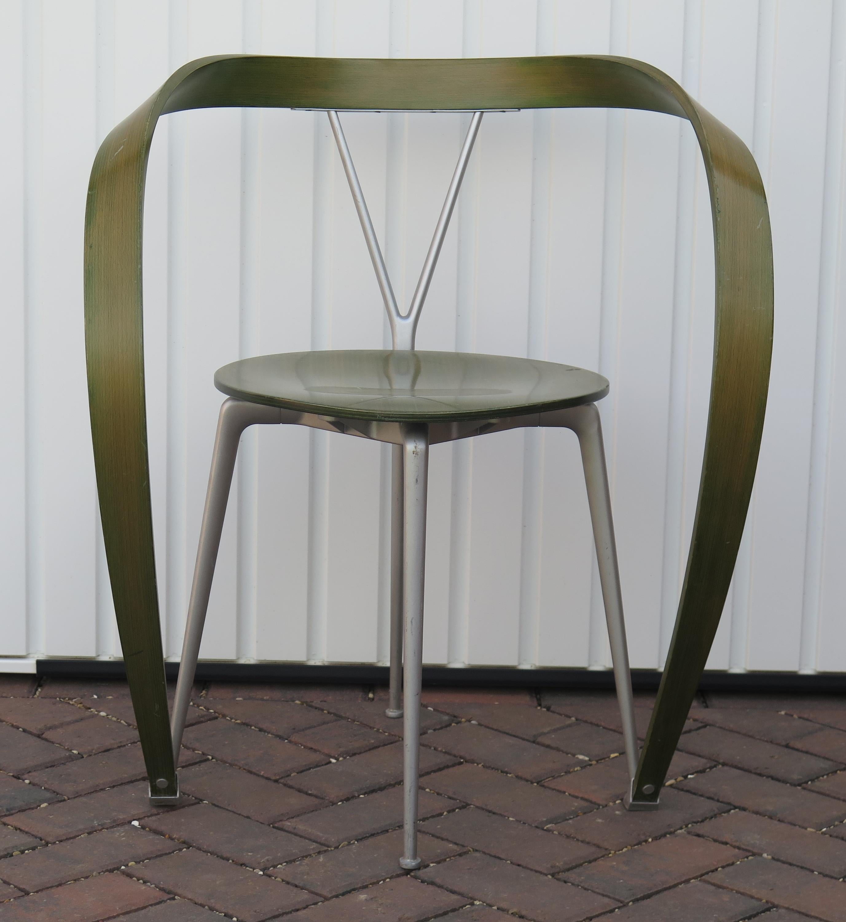 Il s'agit d'un fauteuil iconique conçu par Andrea Branzi pour la société italienne Cassina et datant de la fin du XXe siècle, Circa 1993. 

La chaise est dotée d'un design/One inversé et s'appelle 
