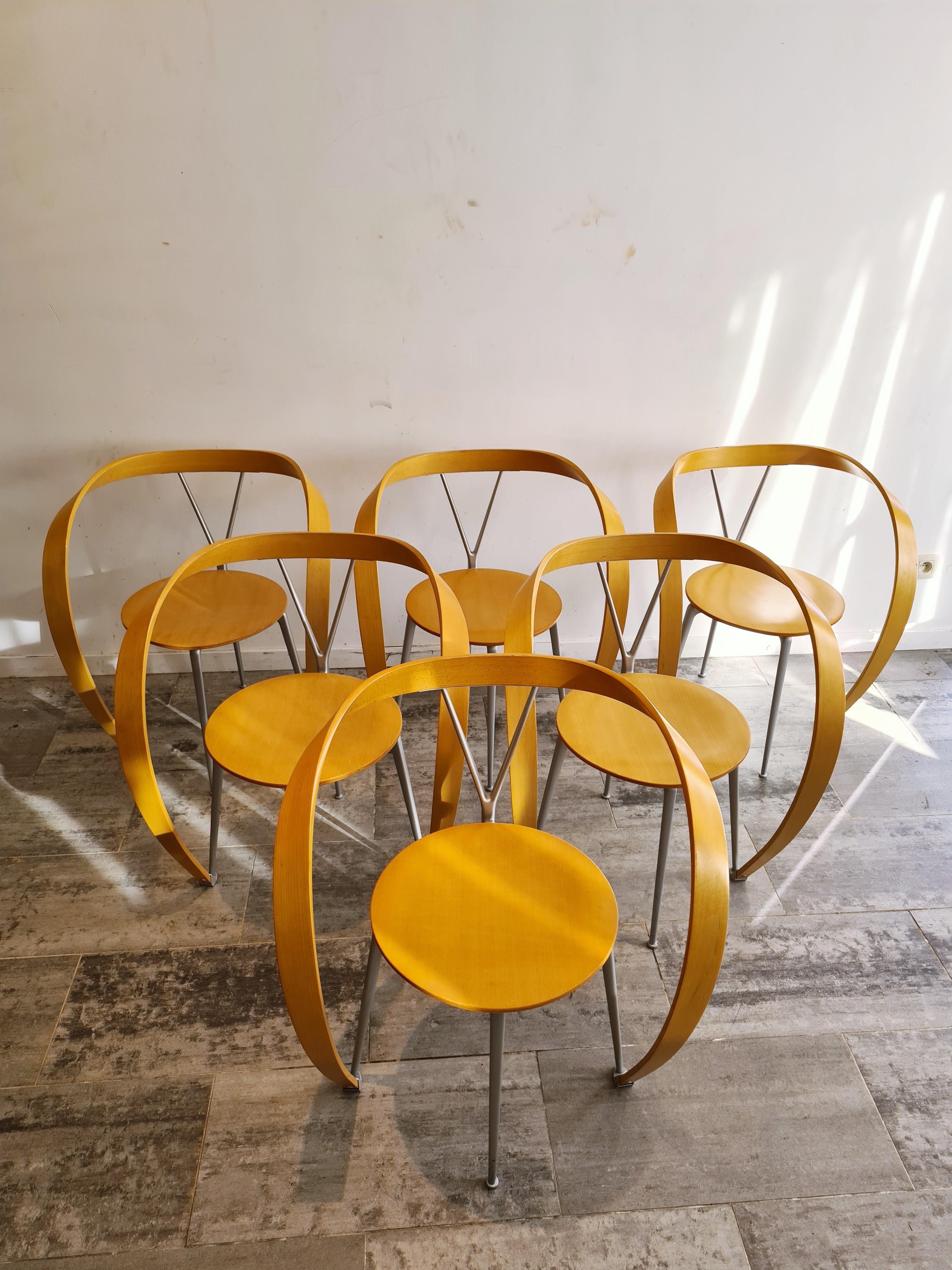 Set of 6 'revers' armchairs or dining chairs.

Striking design by Andrea Branzi and produced by Cassina.

Designed in 1993.

Made from laminated beech wood and grey lacquered metal frame. 

Good condition with normal signs of wear.

1993-