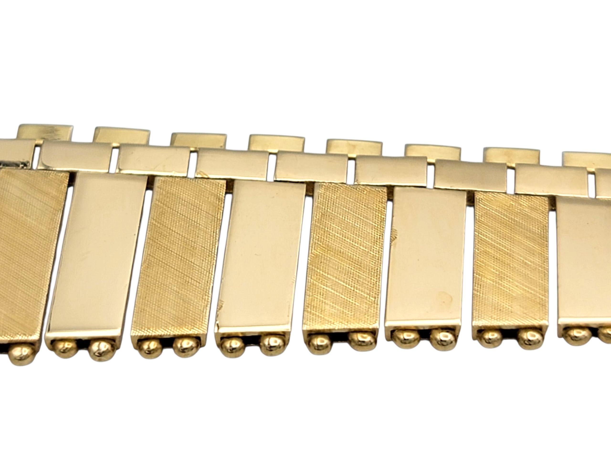 Reversable Graduated Link Bib Style Necklace in Polished 18 Karat Yellow Gold For Sale 3