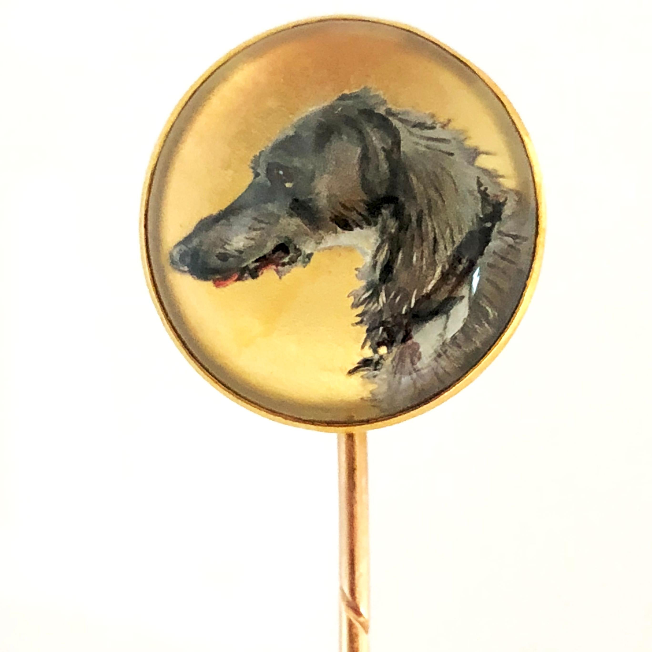 A fine reverse Essex crystal tie pin depicting a dog, early 20th Century. The tie pin has rubbed makers marks.