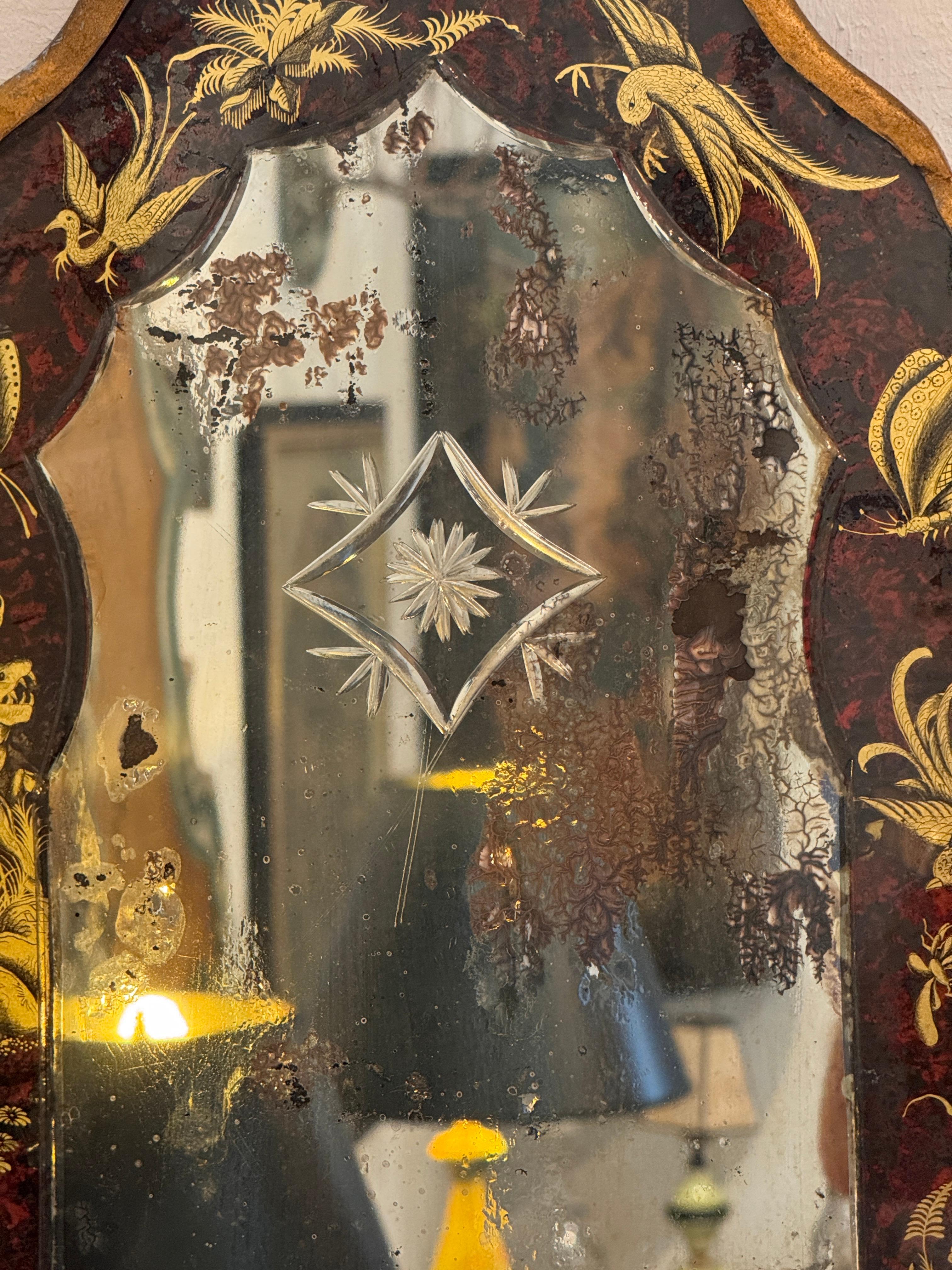 Specchio in vetro rovesciato con decorazione a cineserie in vendita 1