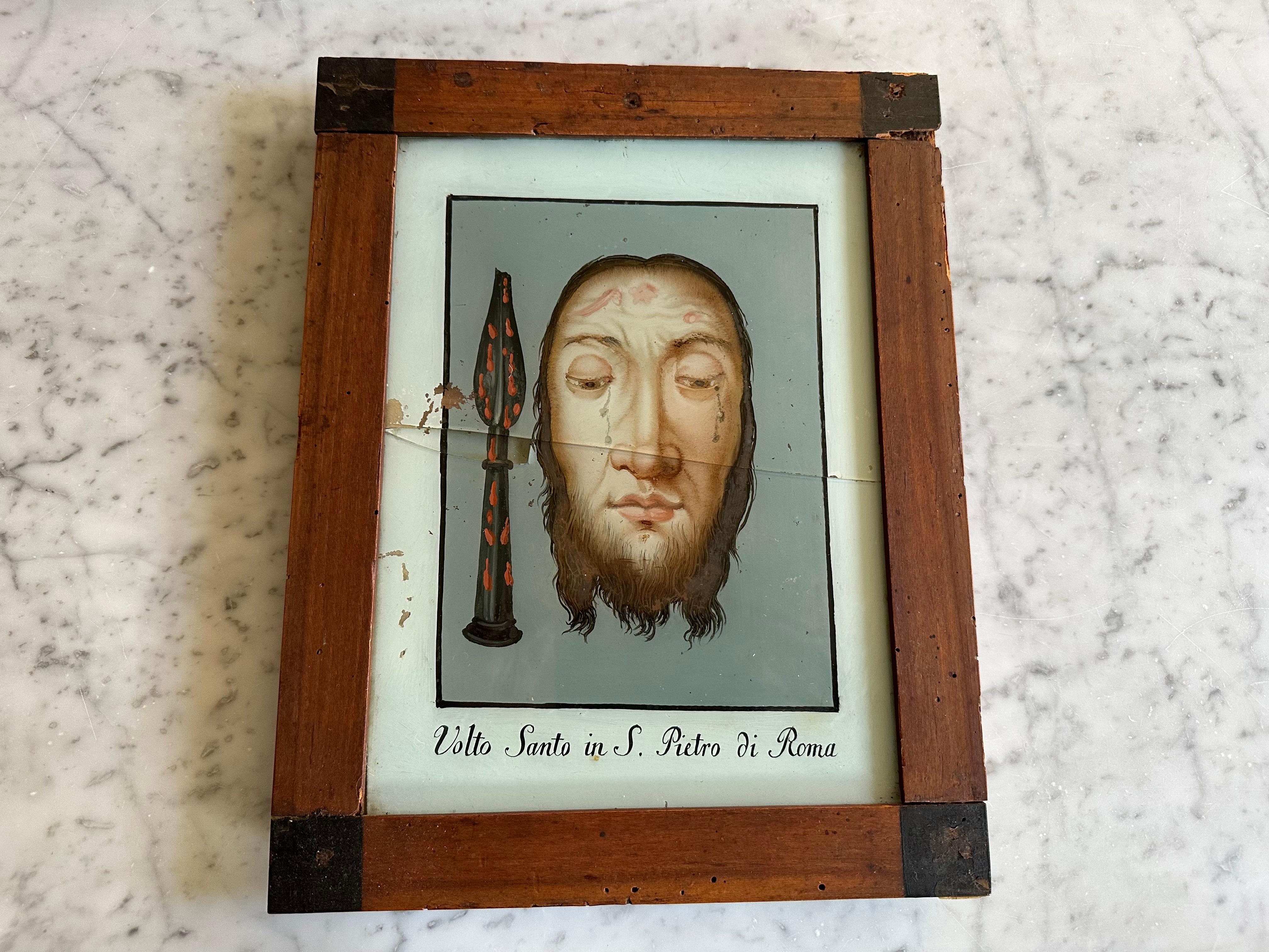 Dieses fesselnde Hinterglasbild aus der Zeit um 1800 zeigt den Kopf Jesu Christi, der mit bemerkenswerter Detailtreue und spiritueller Intensität dargestellt ist. Bei der Hinterglasmalerei, einer Technik, die auf das Mittelalter zurückgeht und im