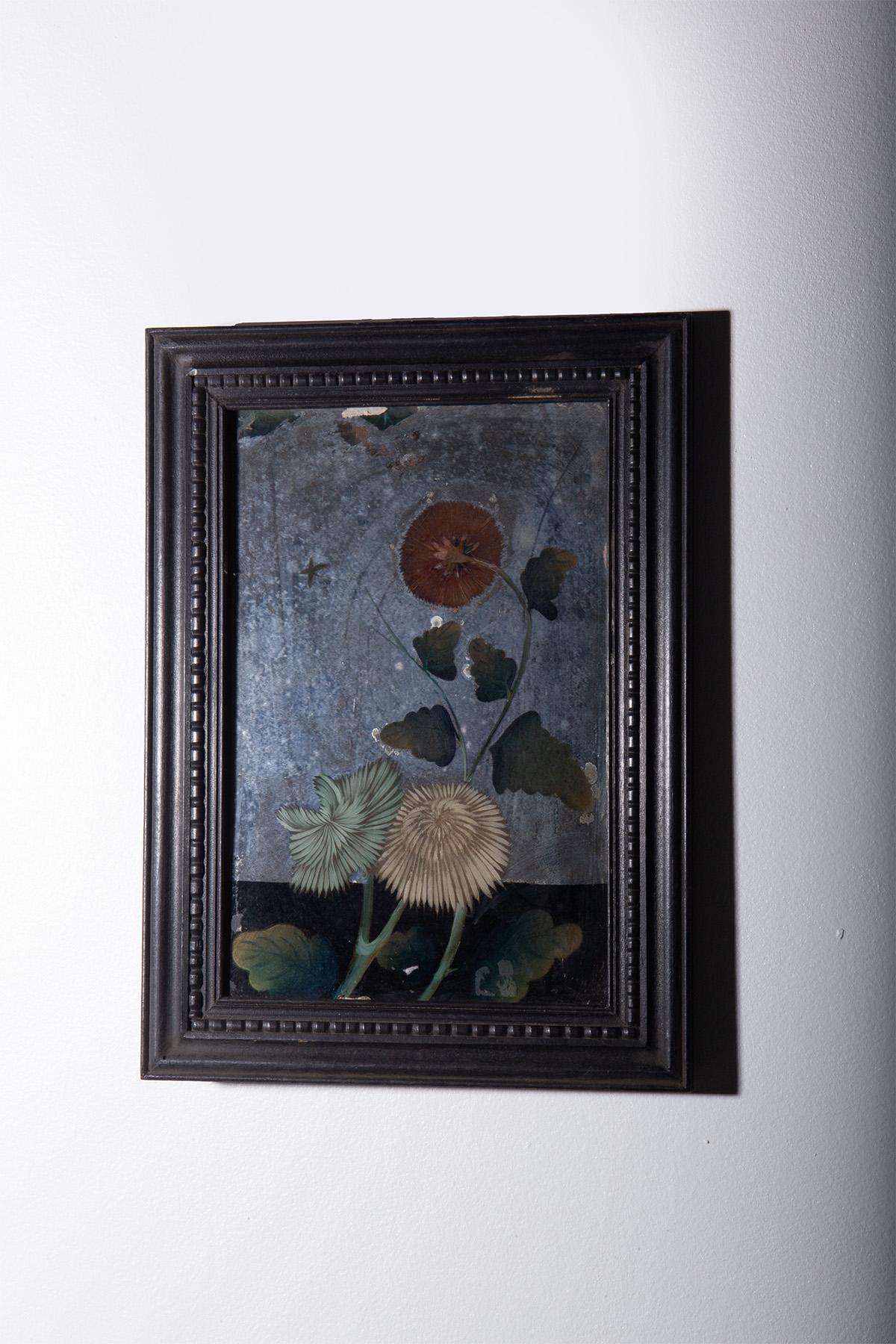 Cette étonnante peinture sur verre inversé, créée de main de maître au début du XIXe siècle en Chine, présente une composition florale qui incarne la délicatesse et l'élégance de l'art oriental traditionnel. Les fleurs représentées sont probablement