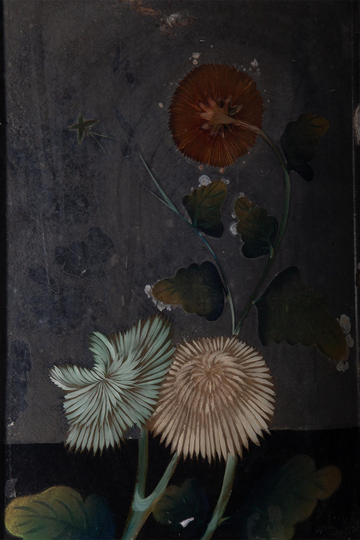 Early 19th Century Peinture sur verre inversé avec chrysanthèmes en vente