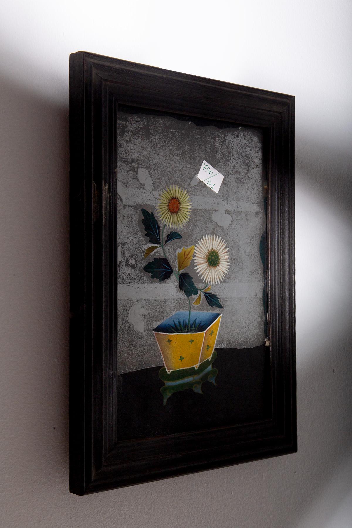 Early 19th Century Peinture sur verre inversé avec chrysanthèmes jaunes en vente