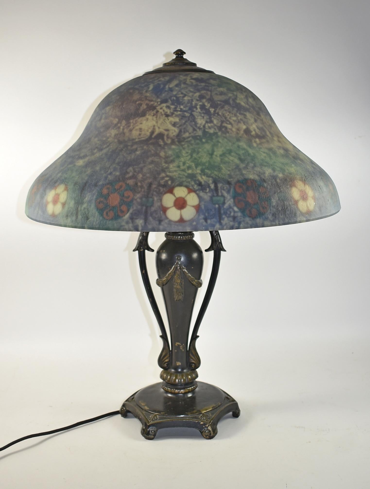 Lampe de table Classique à fleurs peinte à l'envers, vers les années 1920. Abat-jour peint à l'envers en bleu et vert avec une bordure florale. Signé sur la tranche avec 