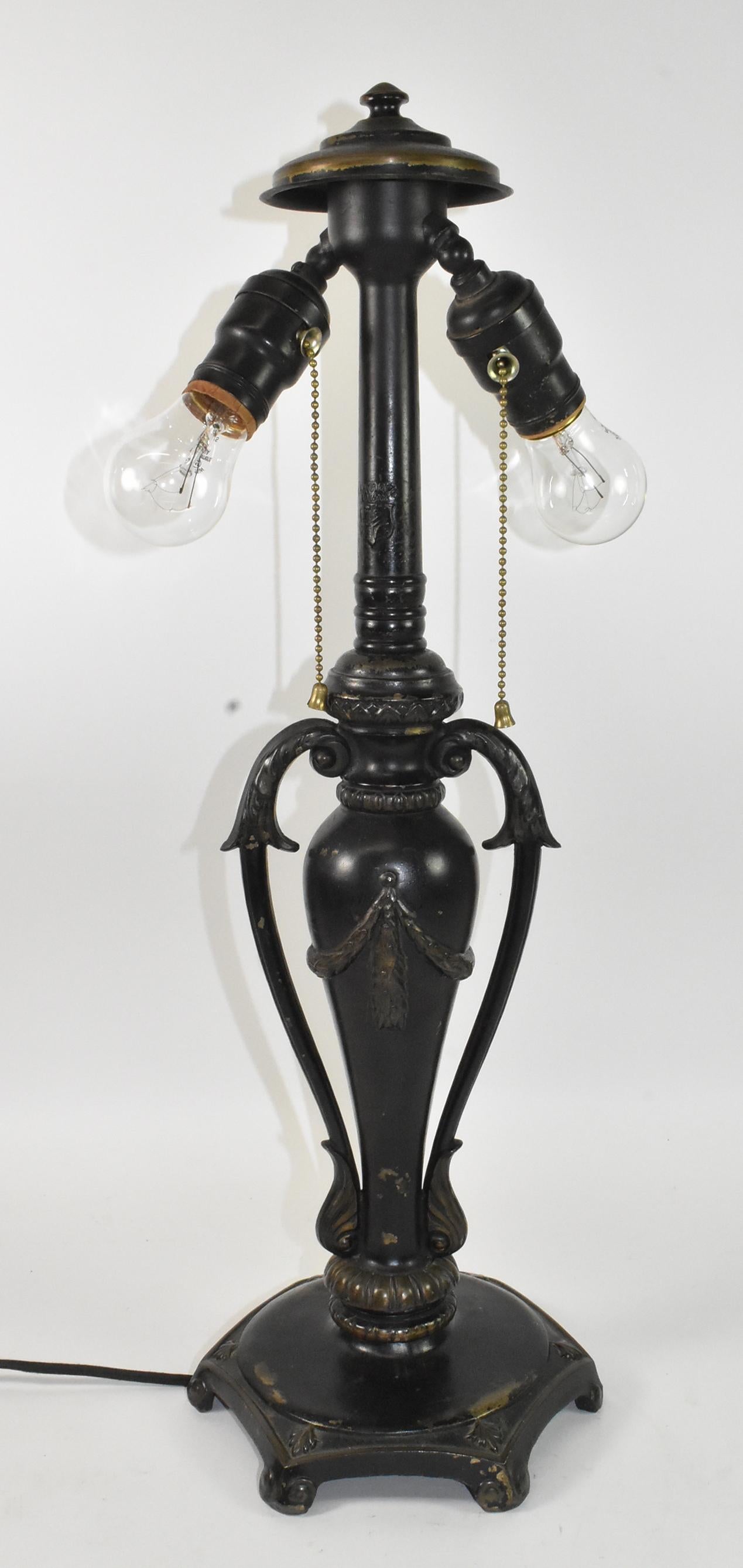 Lampe de table à fleurs classique peinte à l'envers en vente 1