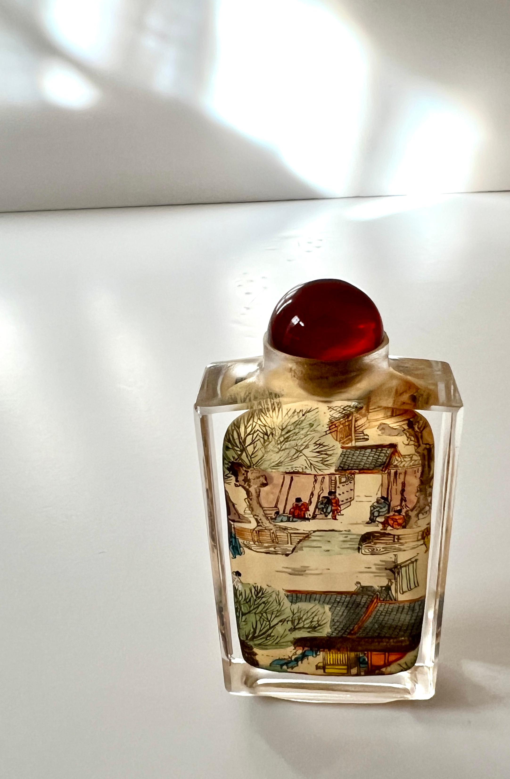 Eine handbemalte Schnupftabakflasche aus Kristallglas aus China von dem angesehenen chinesischen Künstler Zhang He, geboren 1963, China. Die Flasche ist auf der Innenseite kunstvoll bemalt oder 