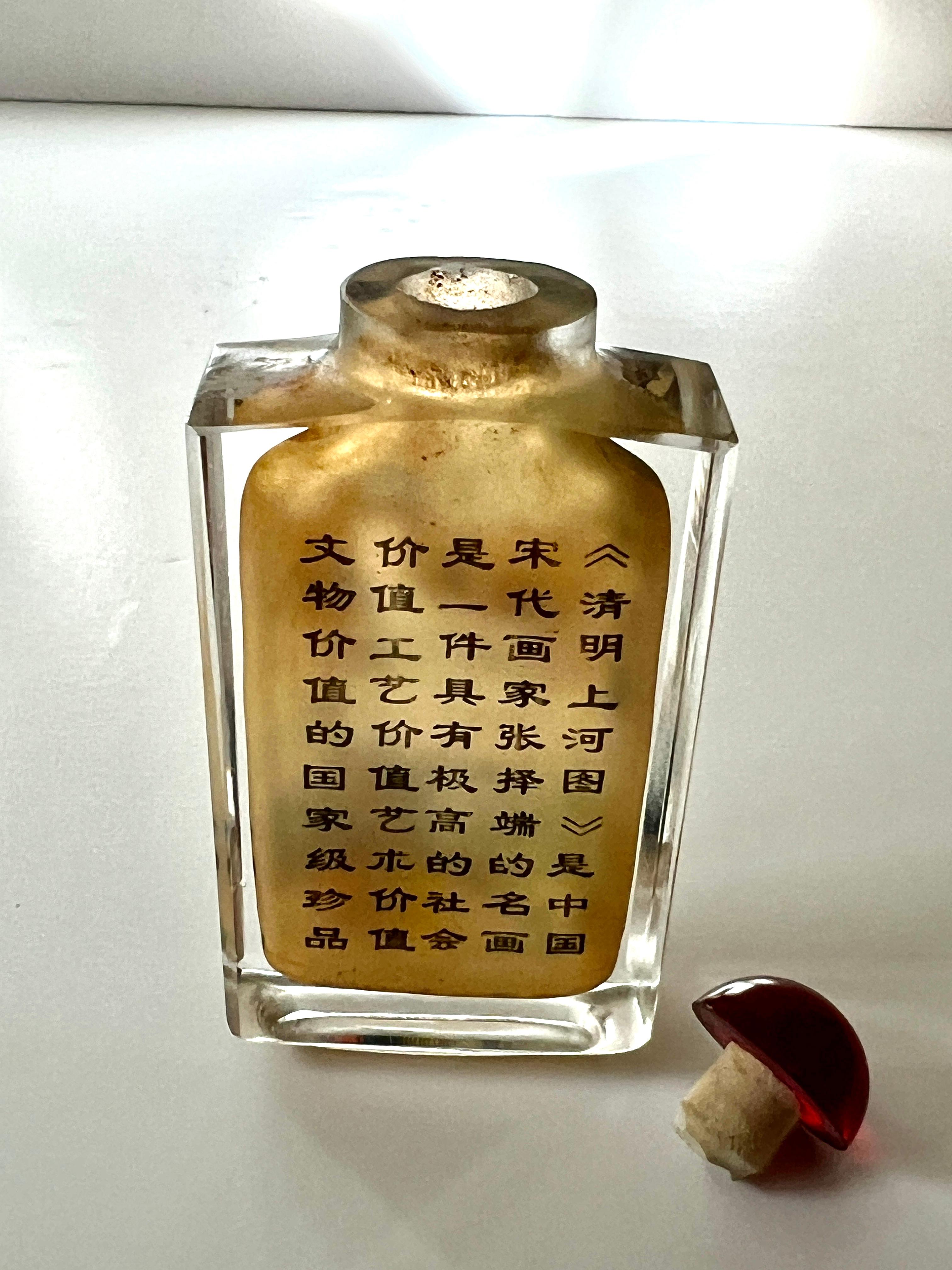 Umgekehrt bemalte, handgeschnitzte chinesische Schnupftabakdose, von Zhanghe, mit Glasverschlüssen (20. Jahrhundert) im Angebot