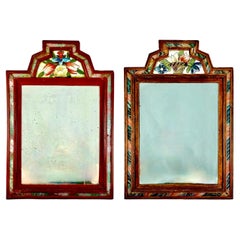 Paire de miroirs de cour en bois et verre marbré peints à l'envers et ornés d'un écusson floral