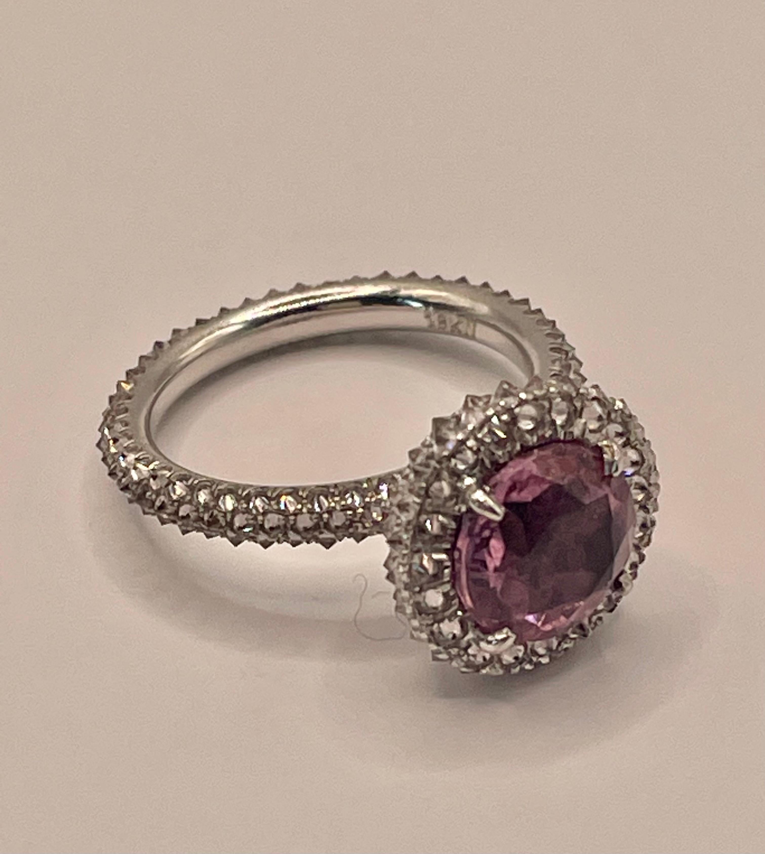 Bague de fiançailles en or blanc 18 carats, sertie à l'envers de diamants rose clair (1,9ct) et d'une tourmaline rose (2,3ct) . Taille 6.5, ne peut pas être ajustée. 
Les formes sculpturales, architecturales et graphiques sont construites grâce à