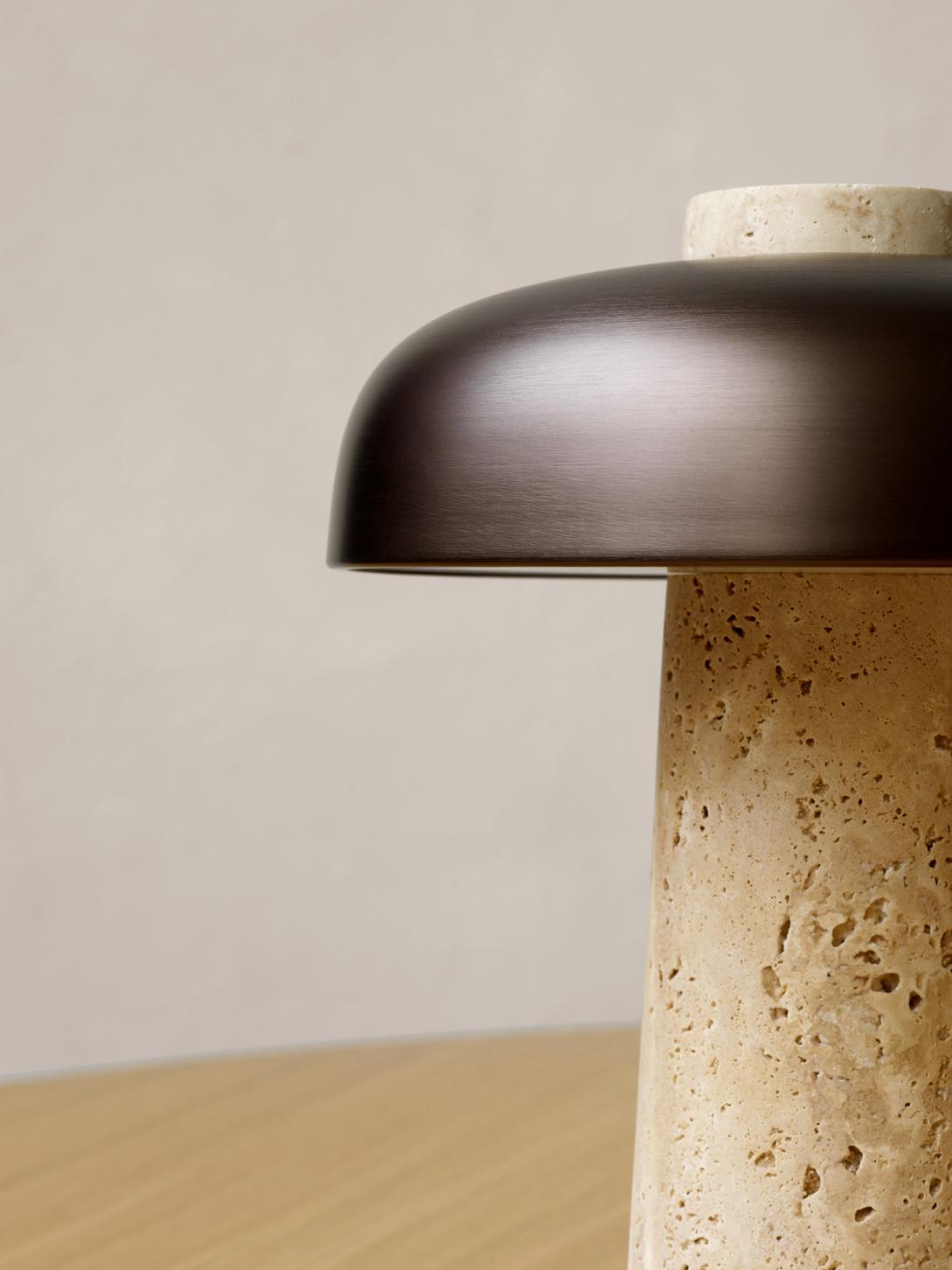 Lámpara de mesa Reverse-Piedra Travertino y Aluminio Bronceado-por Aleksandar Lazic-Audo en venta 3