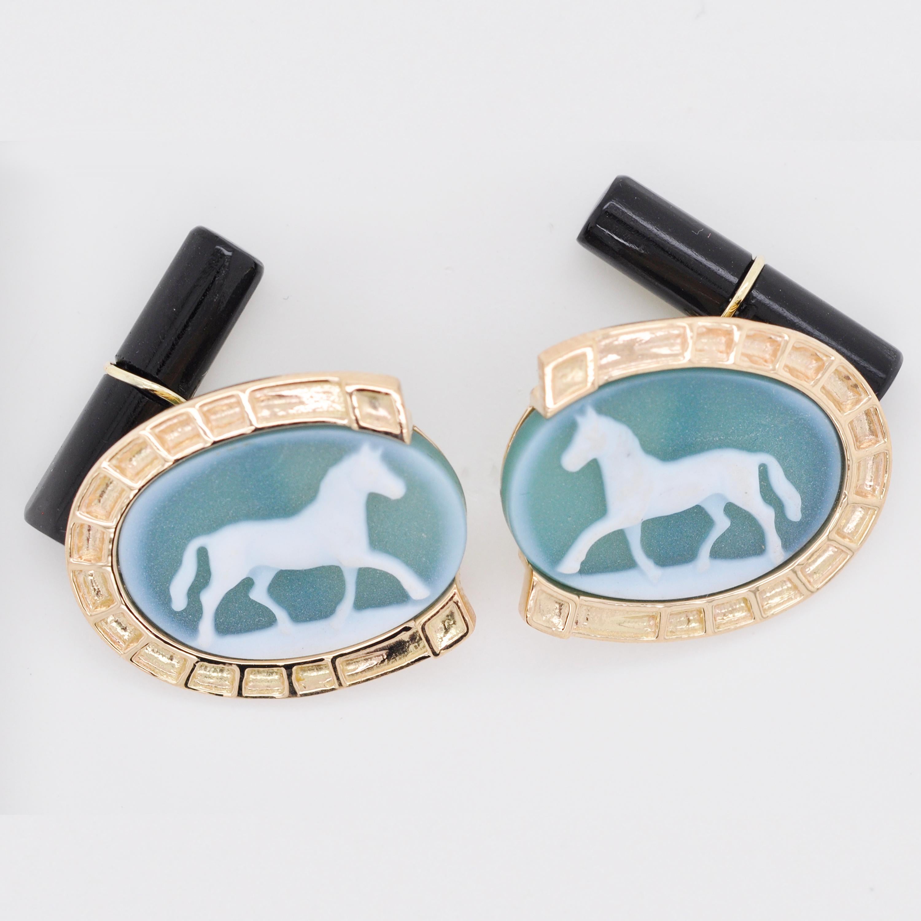 Oval Cut Reversible 14 Karat Gold Agate Horse Carving Cameo Horse-Shoe Onyx Cufflinks