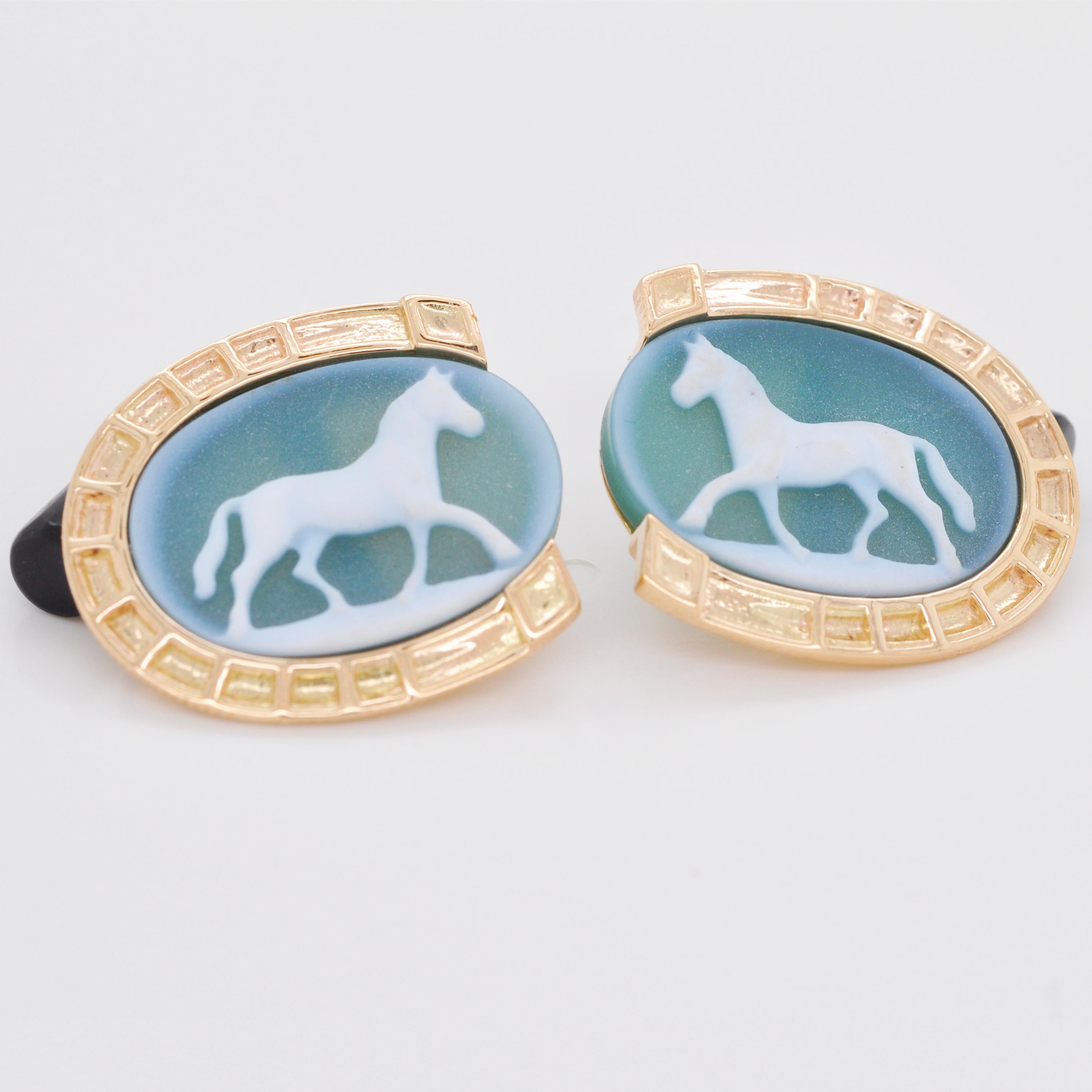 Reversible 14 Karat Gold Agate Horse Carving Cameo Horse-Shoe Onyx Cufflinks In New Condition In Jaipur, Rajasthan