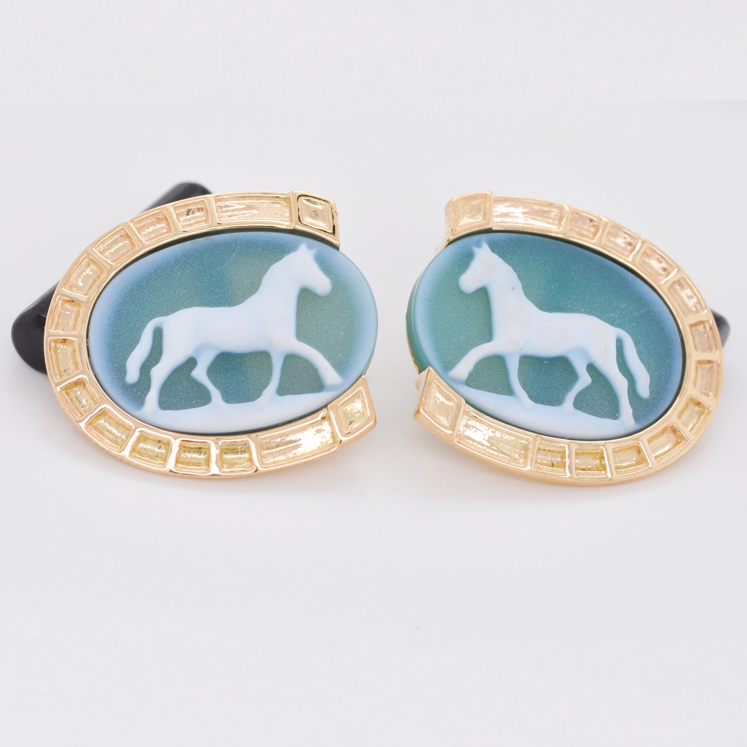 Women's or Men's Reversible 14 Karat Gold Agate Horse Carving Cameo Horse-Shoe Onyx Cufflinks