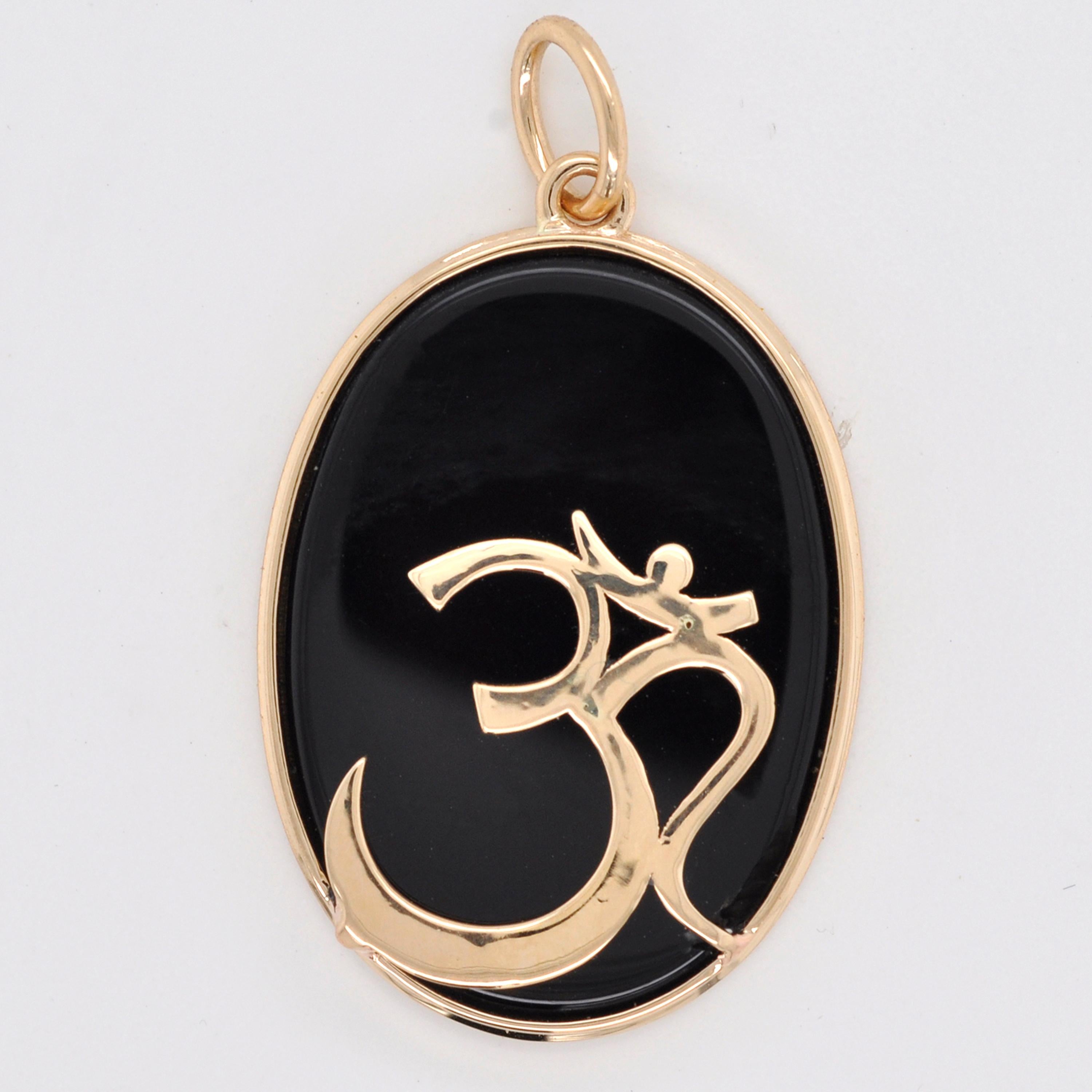 Contemporary Reversible 14 Karat Yellow Gold Ganesha Agate Cameo Om Pendant Necklace For Sale