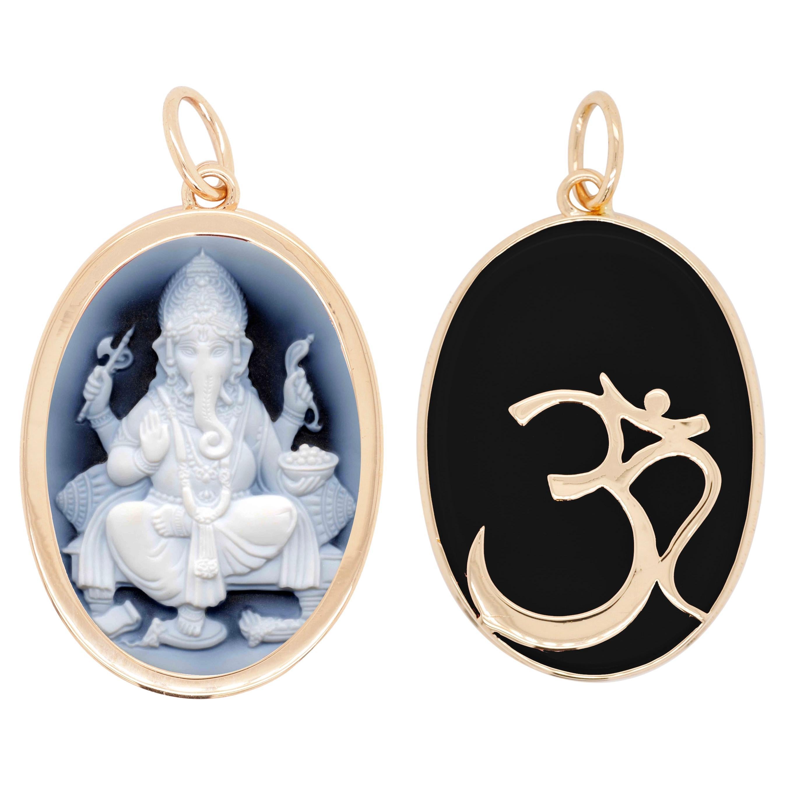 Collier pendentif réversible Ganesha Cameo Om en or jaune 14 carats et agate en vente
