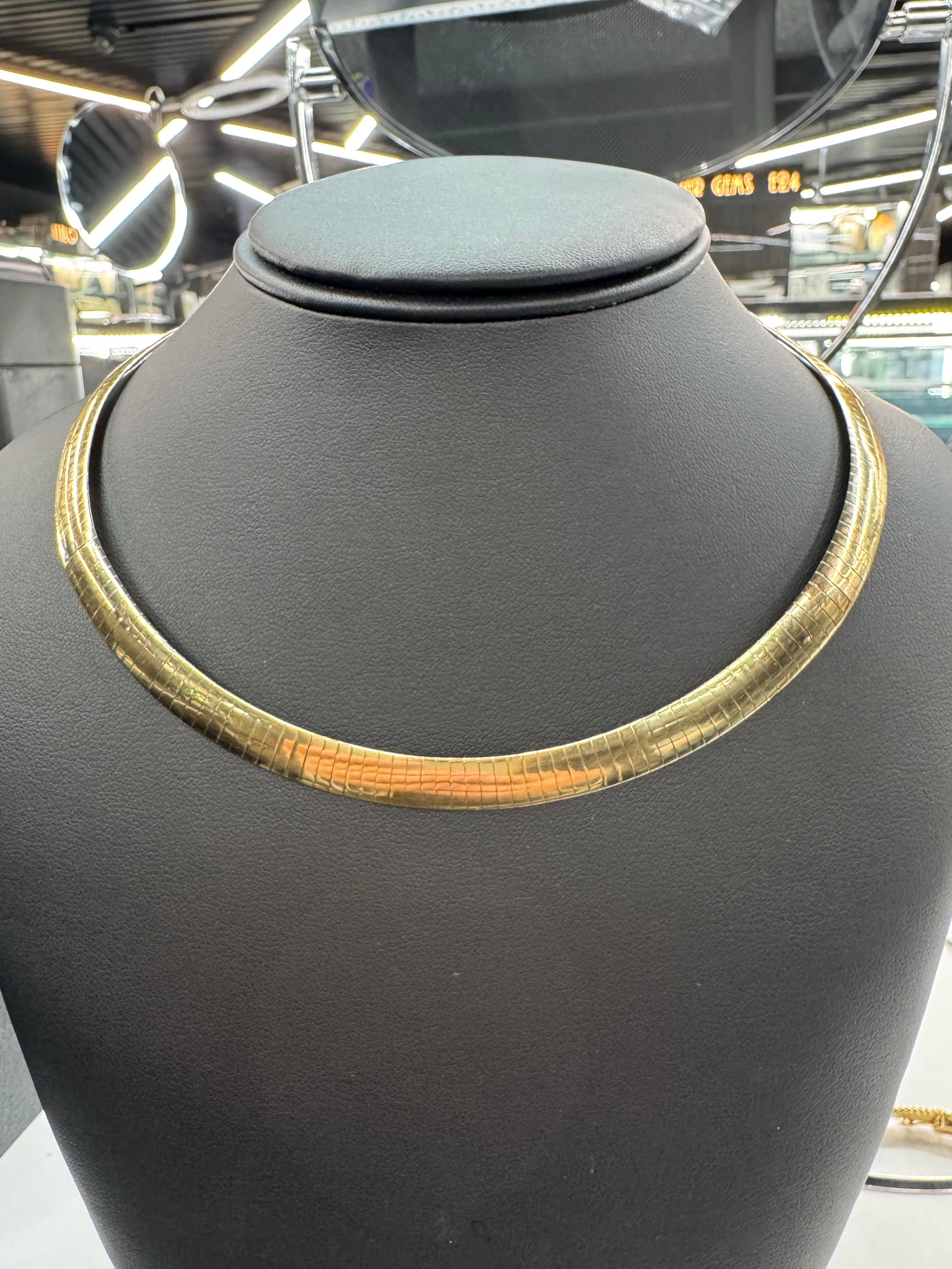 This tube wire necklace can be worn as a yellow gold or white gold necklace. It's 16.5