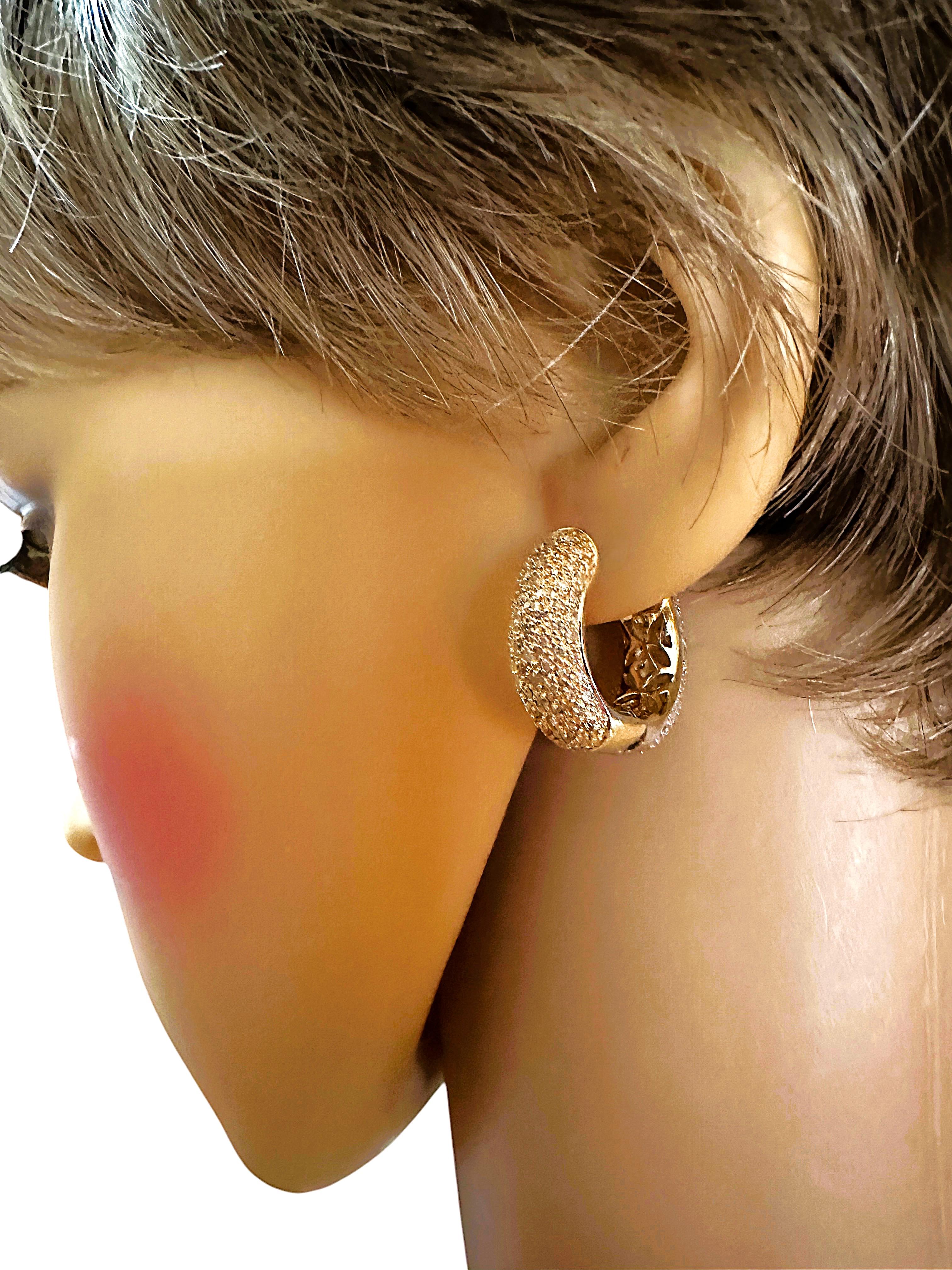 Taille brillant Boucles d'oreilles réversibles en or blanc et jaune 14 carats avec diamants de 2 carats en vente