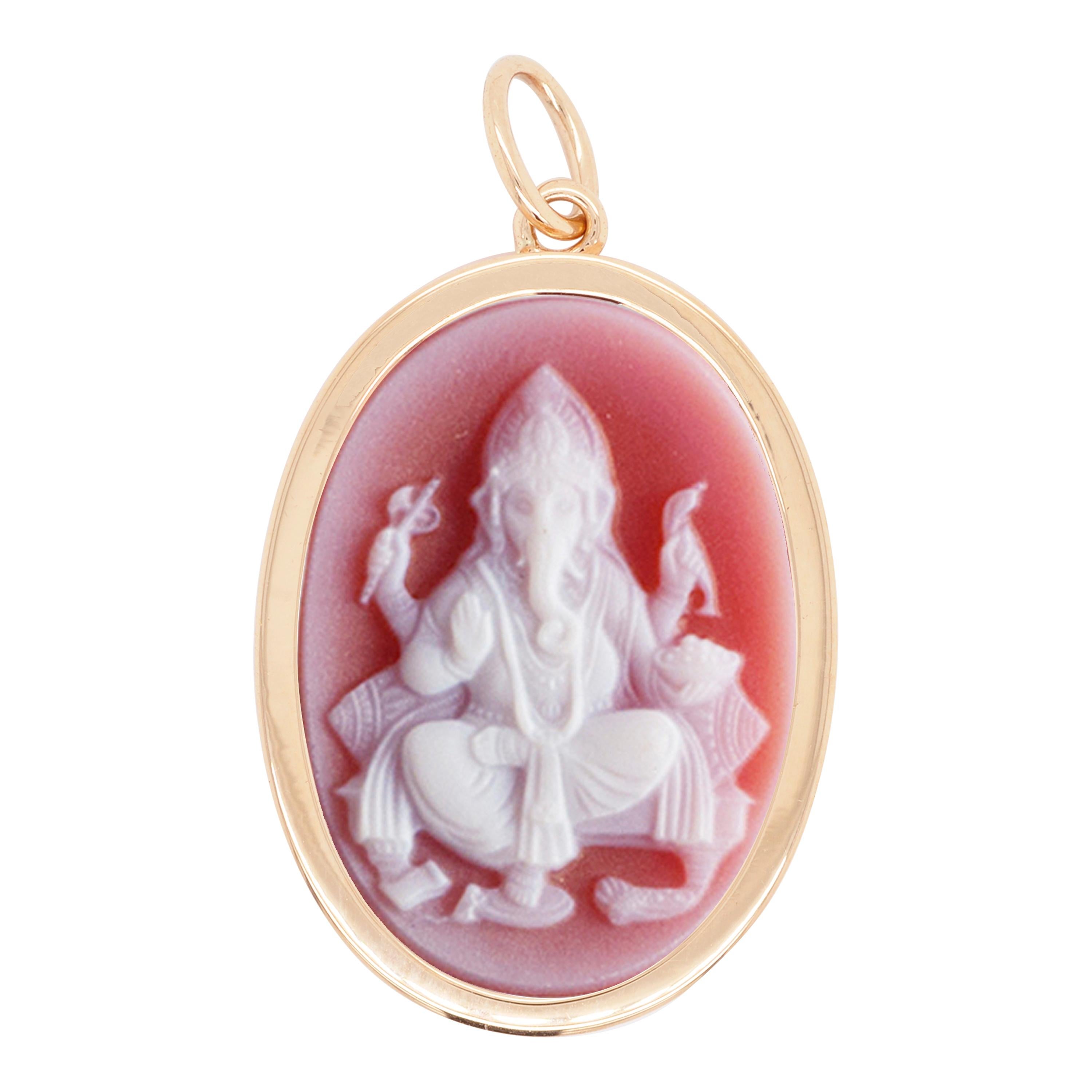 Reversible 18 karat yellow gold ganesha agate cameo om pendant necklace.

Get two pendants in one with this reversible necklace in 18 karat yellow gold ganesha agate cameo om pendant necklace. The pendant is set in 18 karat gold features ganesha