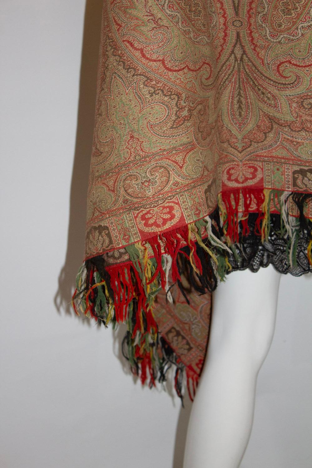 Reversible 18th century Paisley Shawl with fringing In Good Condition For Sale In London, GB