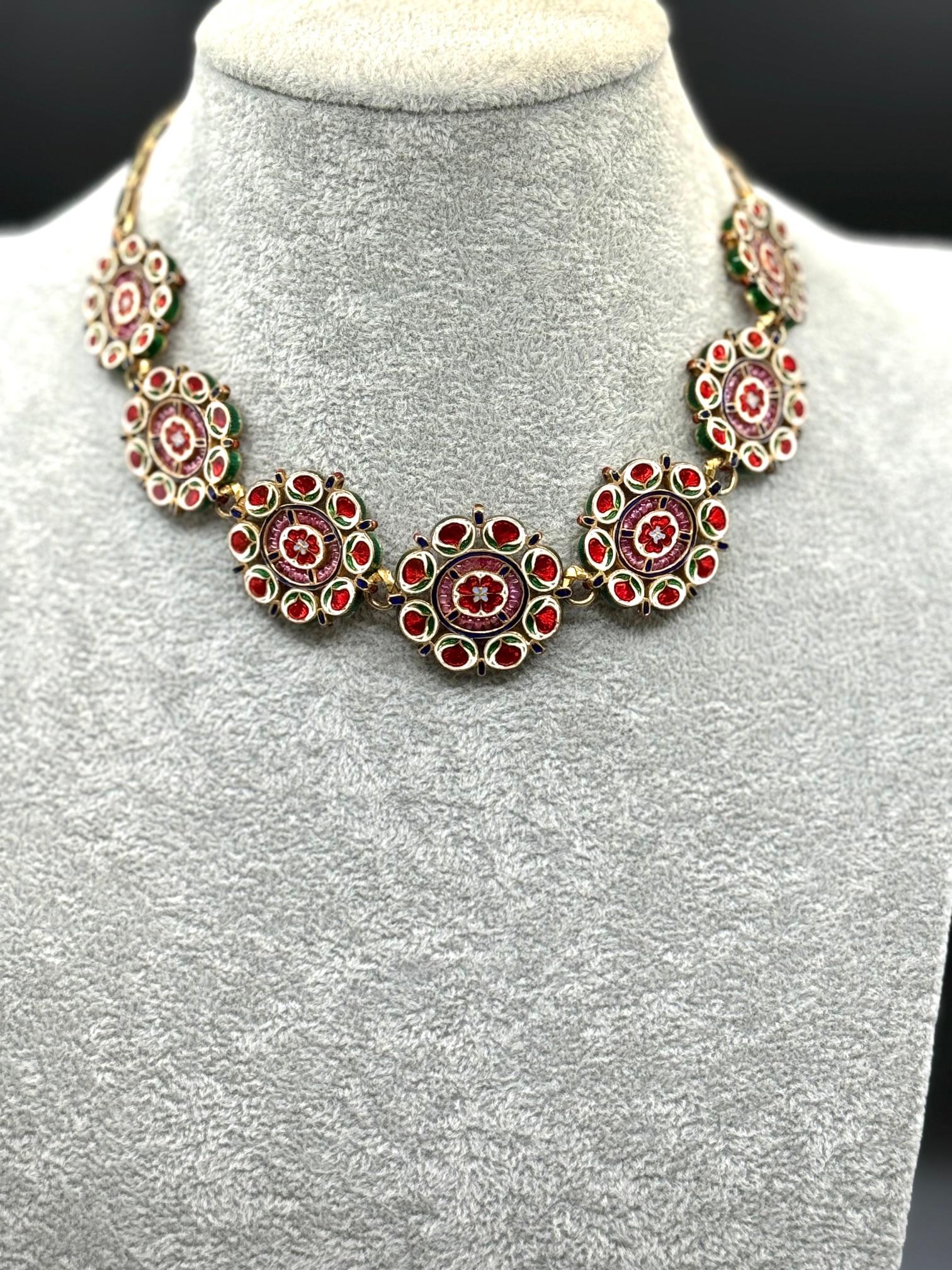 Indische Halskette, Wendbar aus 20 Karat und 14 Karat Gelbgold und Emaille mit Diamanten und Rubinen im Angebot 9