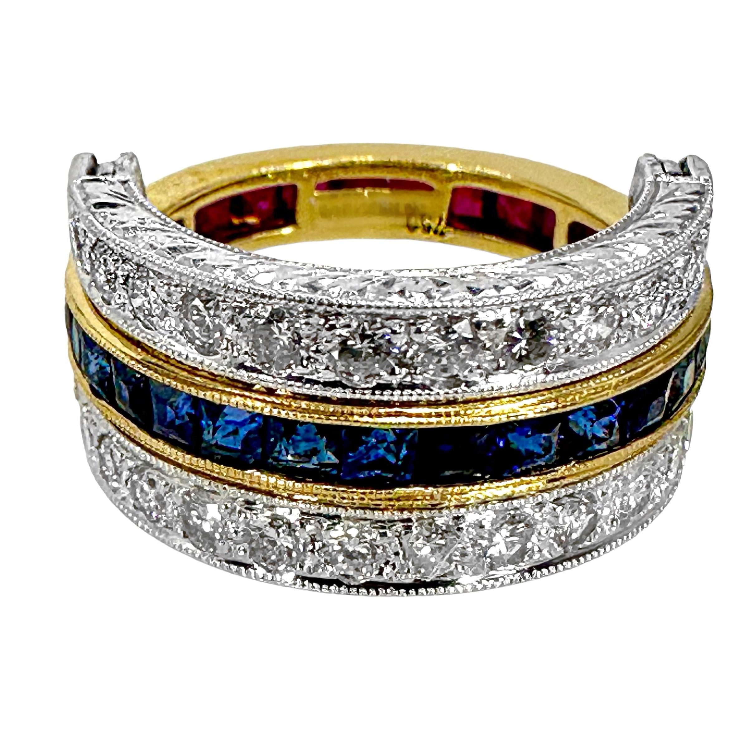 Questo anello sapientemente lavorato dà l'illusione di essere una fascia a tutto tondo con le due file esterne di diamanti che affiancano la fila interna di rubini rossi brillanti a taglio quadrato o di zaffiri blu ricchi a taglio quadrato. Il
