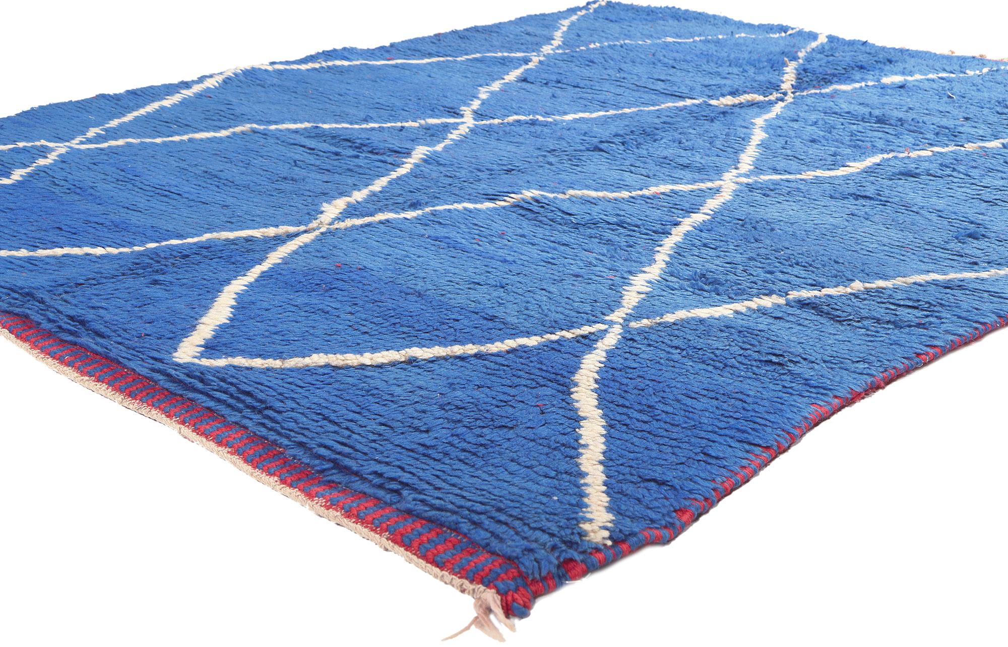 20531 Tapis marocain réversible rouge et bleu, 05'03 x 06'10. 
Ce tapis berbère marocain réversible, orné d'une touche tribale moderne qui respire l'audace et le raffinement, offre un spectre vibrant allant du rouge ravageur au bleu calme et