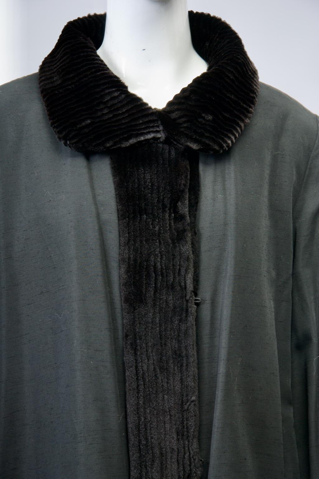 Coates reversibili in pelliccia nera in vendita 5