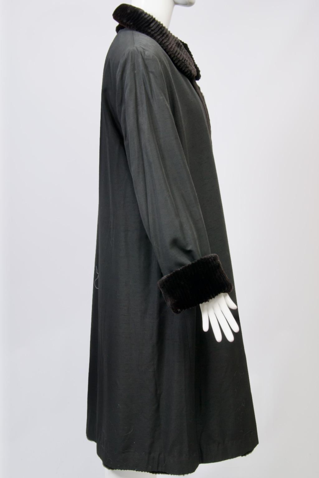 Coates reversibili in pelliccia nera in vendita 6