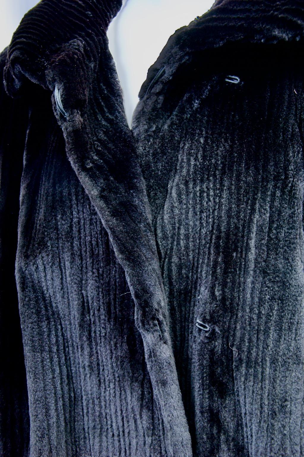 Nero Coates reversibili in pelliccia nera in vendita