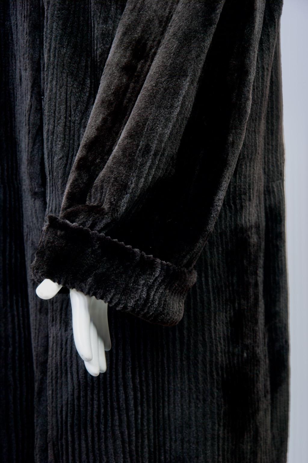 Coates reversibili in pelliccia nera In condizioni buone in vendita a Alford, MA