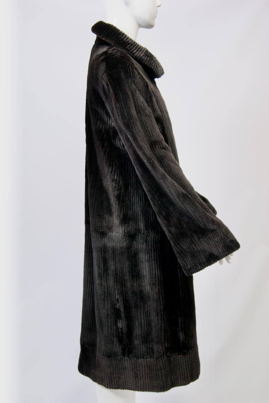 Coates reversibili in pelliccia nera in vendita 2