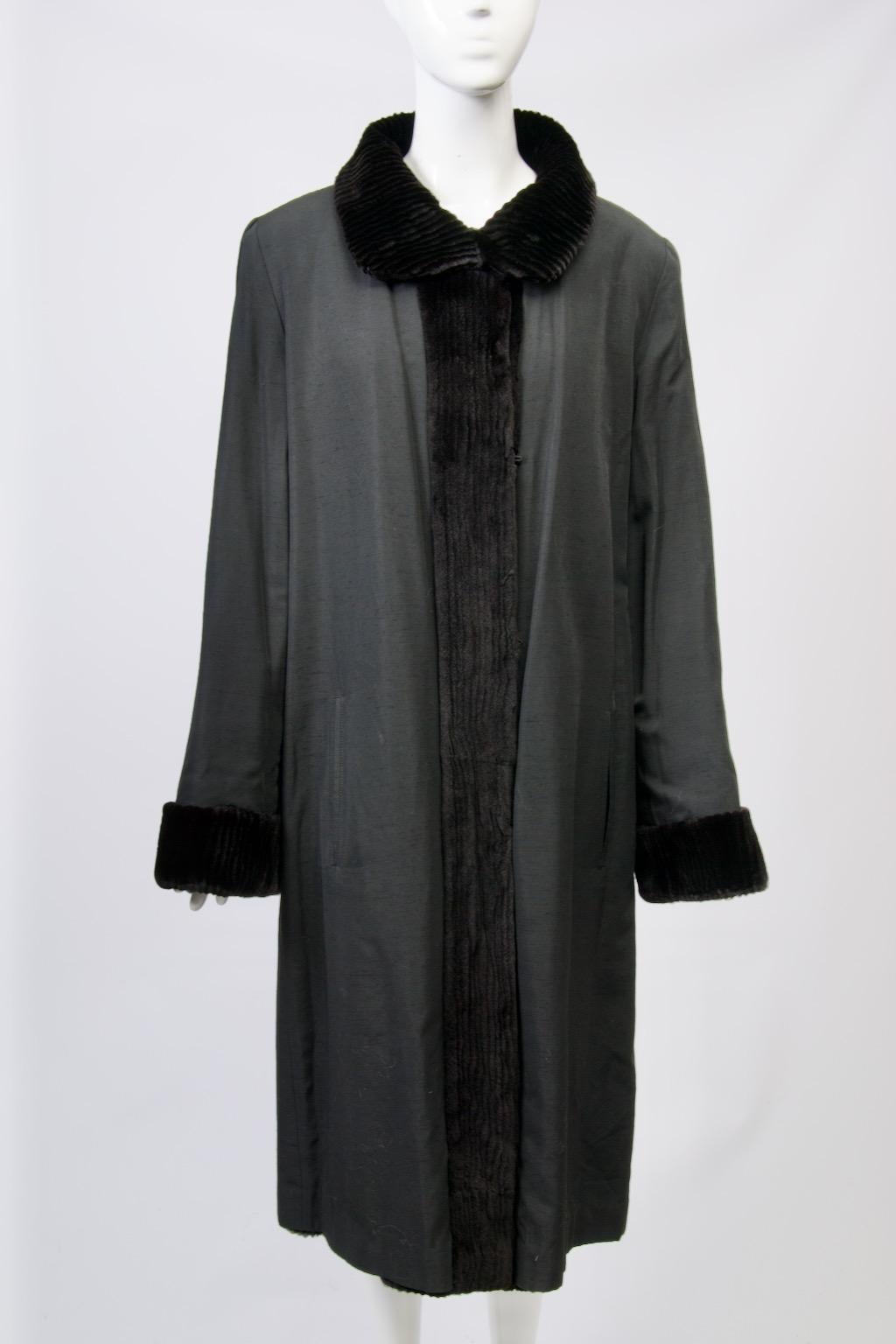 Coates reversibili in pelliccia nera in vendita 4
