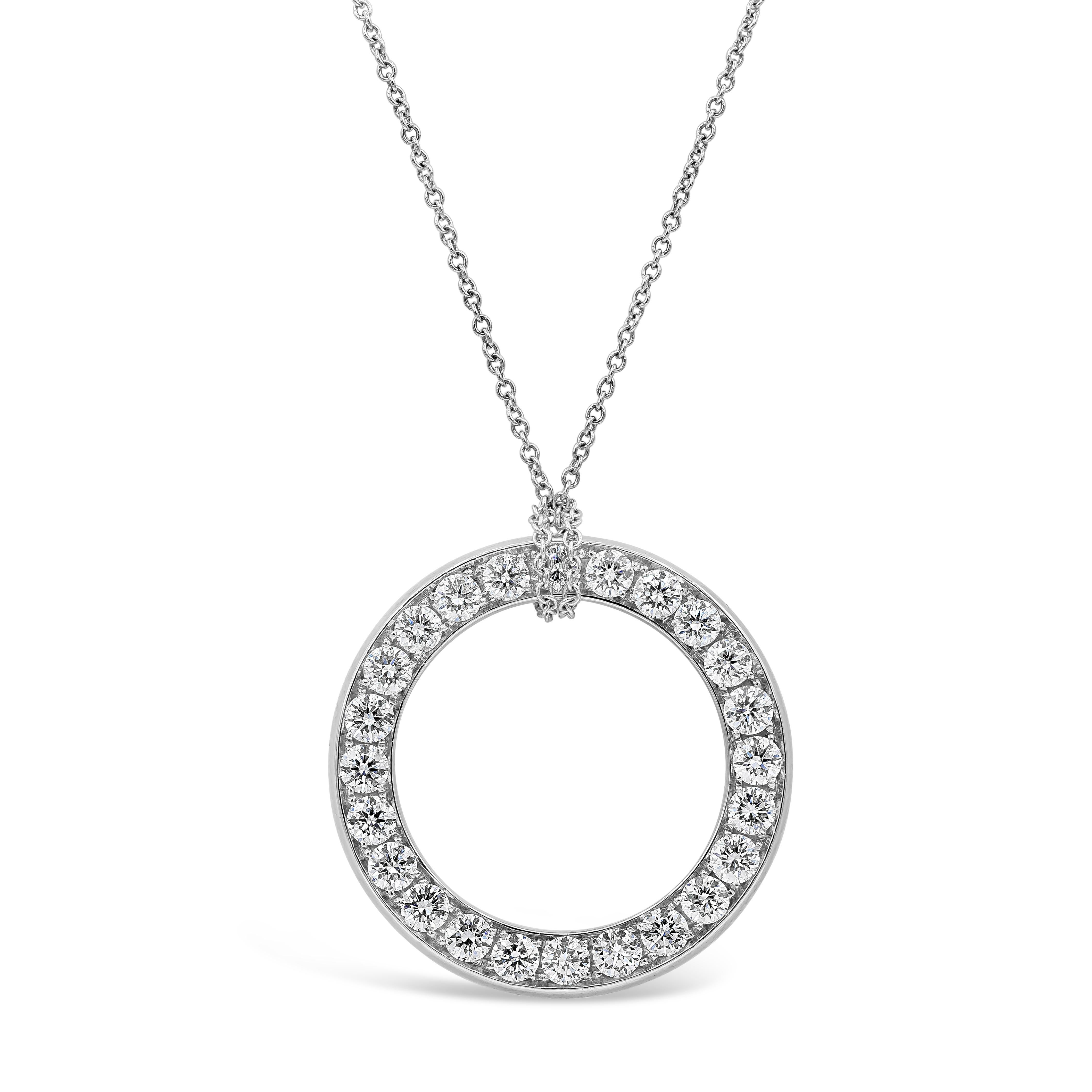 Contemporain Collier pendentif réversible en saphir bleu rond et diamants de 3,40 carats au total en vente