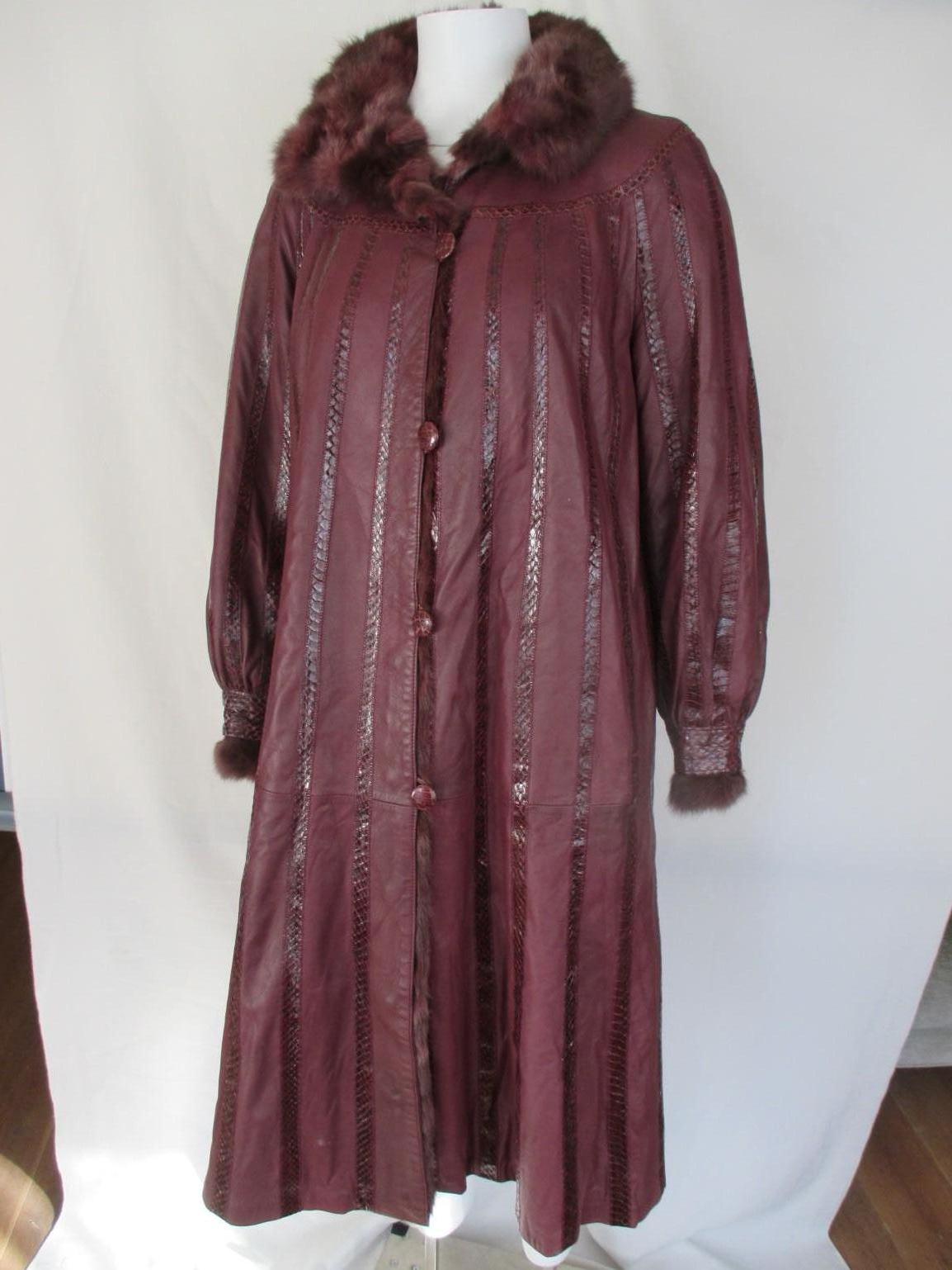 Dieser Vintage-Mantel ist aus hochwertigem, weichem Pelz und Leder mit Einsätzen aus Schlangenhaut gefertigt, kann von beiden Seiten getragen und mit Knöpfen getrennt werden.
3 Anstriche in einem!  Ein Doppelmantel und 2 Einzelmäntel, die sehr