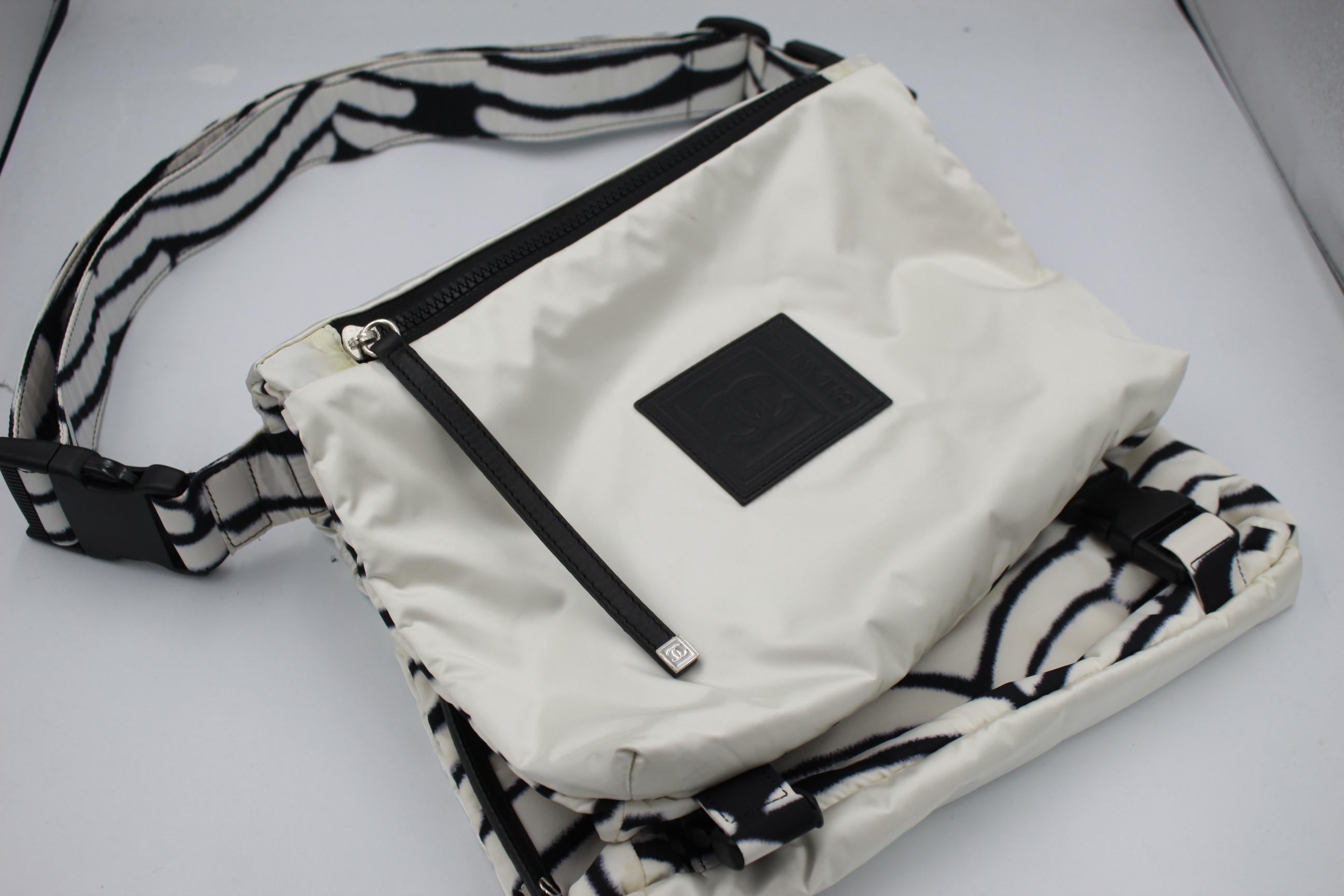 Reversible canvas shoulder Chanel bag In Good Condition For Sale In Paris, FR
