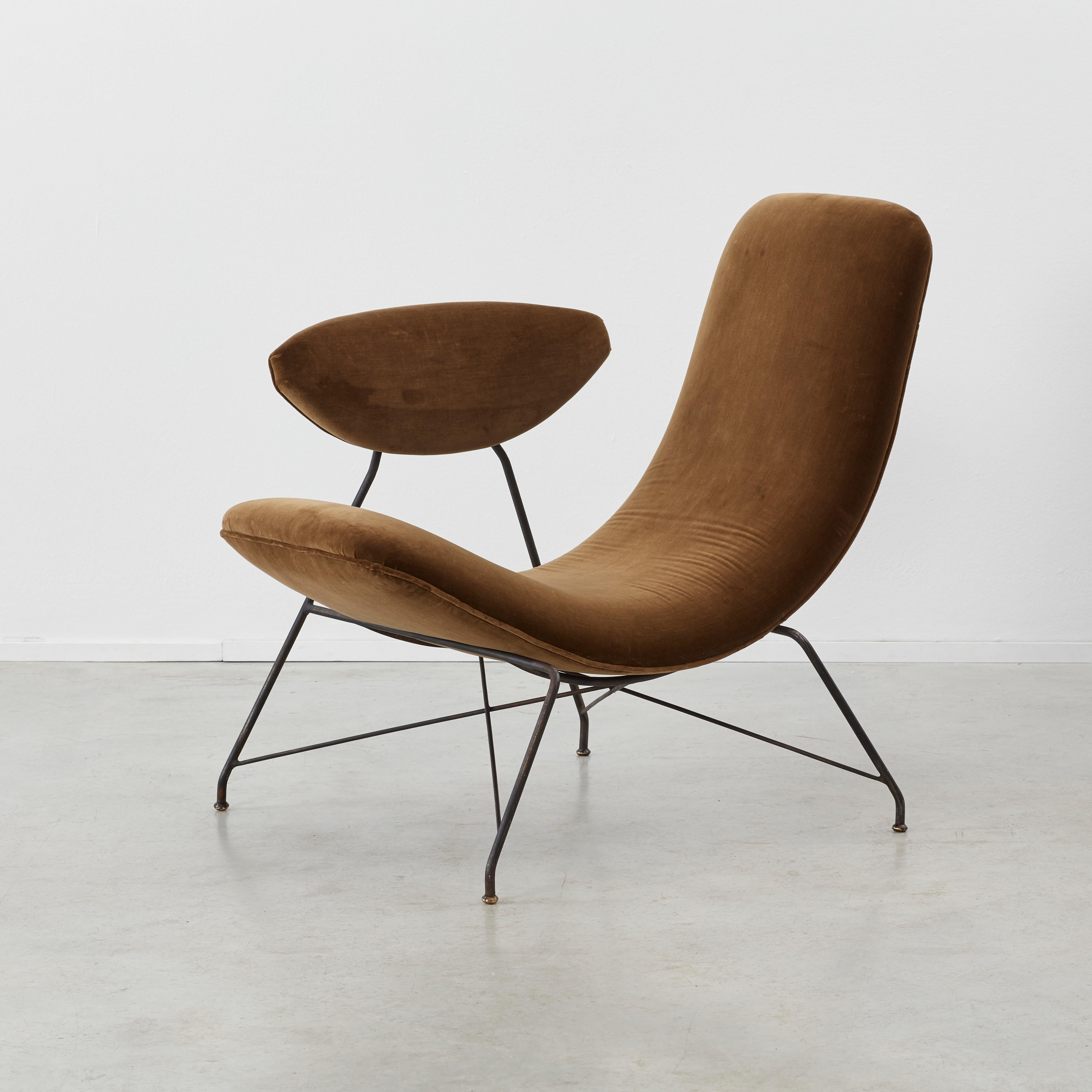 The Reversible chair was designed by Carlo Hauner and Martin Eisler, an Italian-Austrian duo based in Brazil. They co-founded the company Forma Moveis and worked both together and individually on a large number of designs. This particular design is