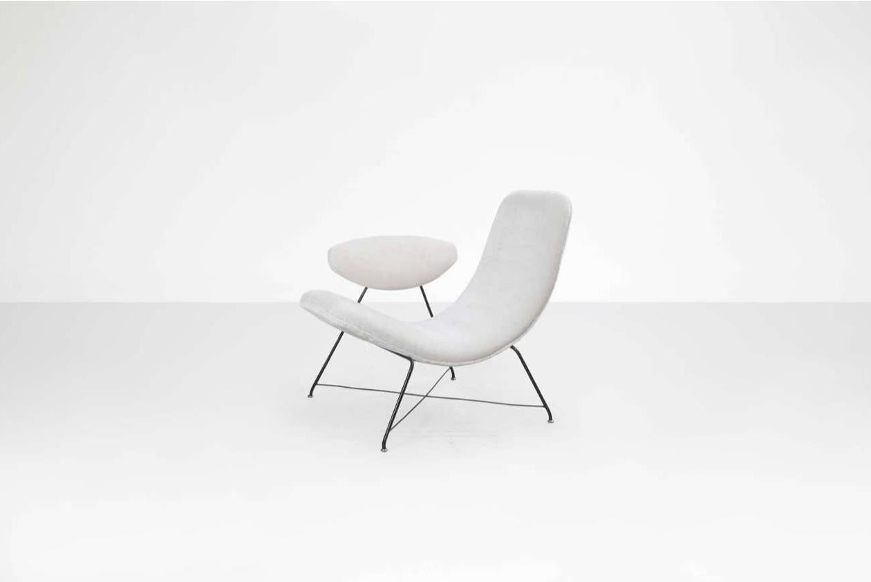 This “Reversivel” (Reversible) chair is without a doubt a Brazilian design icon. It is considered to be one of the most emblematic armchairs of Brazilian modern design. Martin Eisler designed this sculptural armchair in 1955. The uniqueness of this