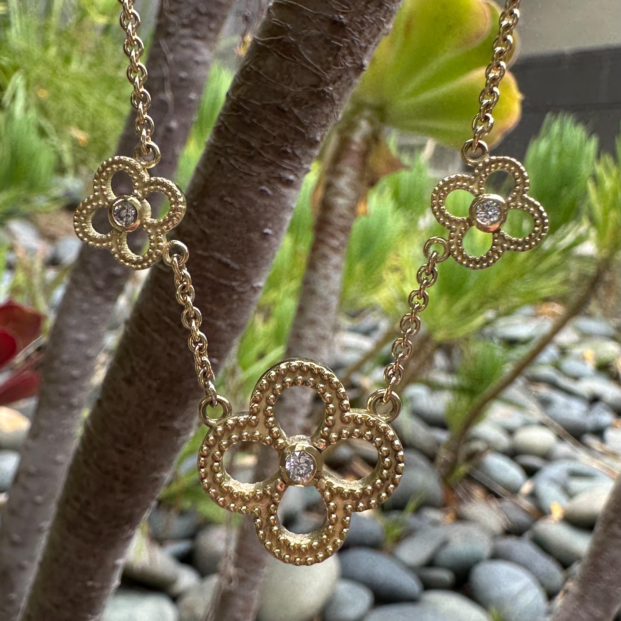 Collier réversible à chaîne quadrilobée en or 14 carats et 18 carats avec diamants et émeraudes en vente 4