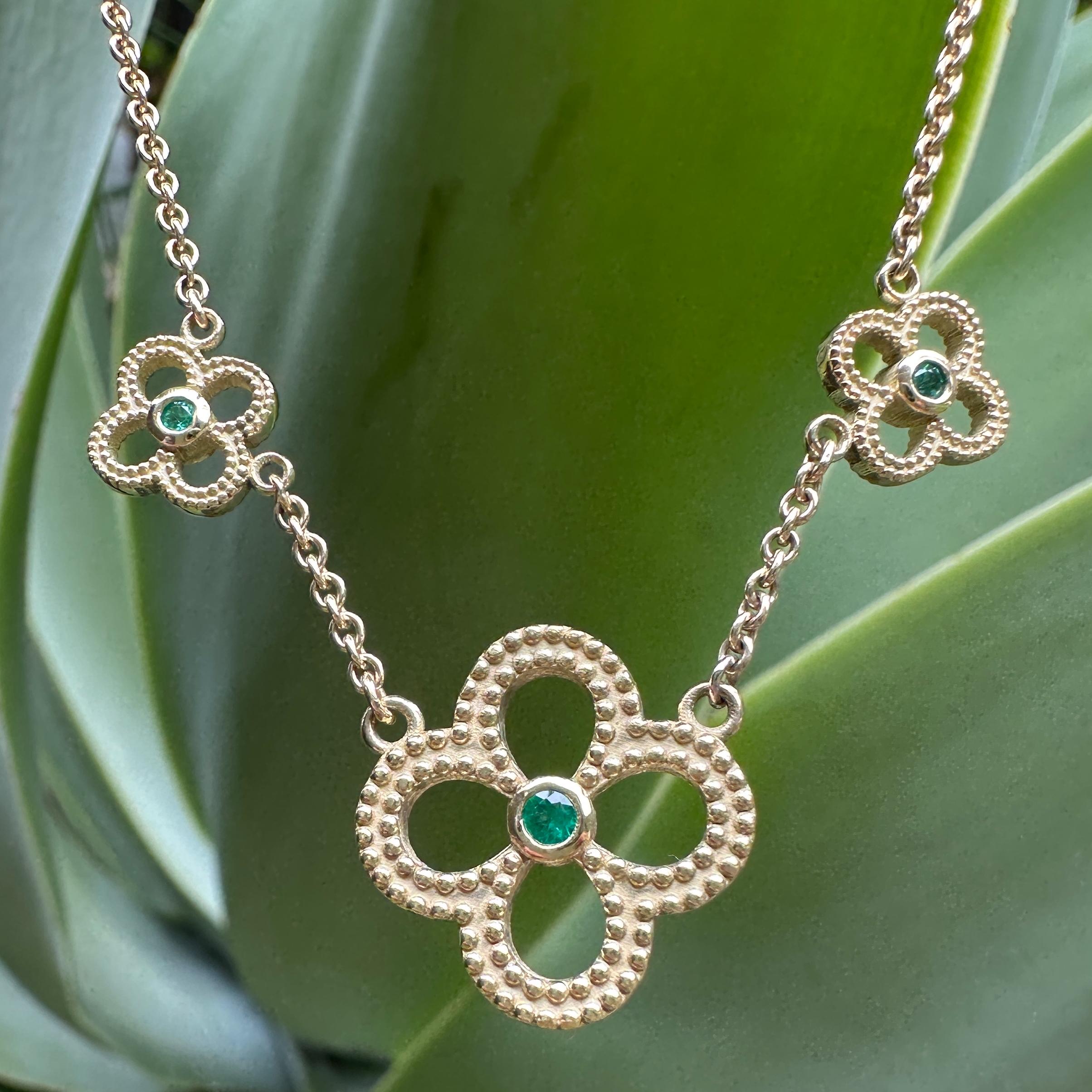 Collier réversible à chaîne quadrilobée en or 14 carats et 18 carats avec diamants et émeraudes en vente 5