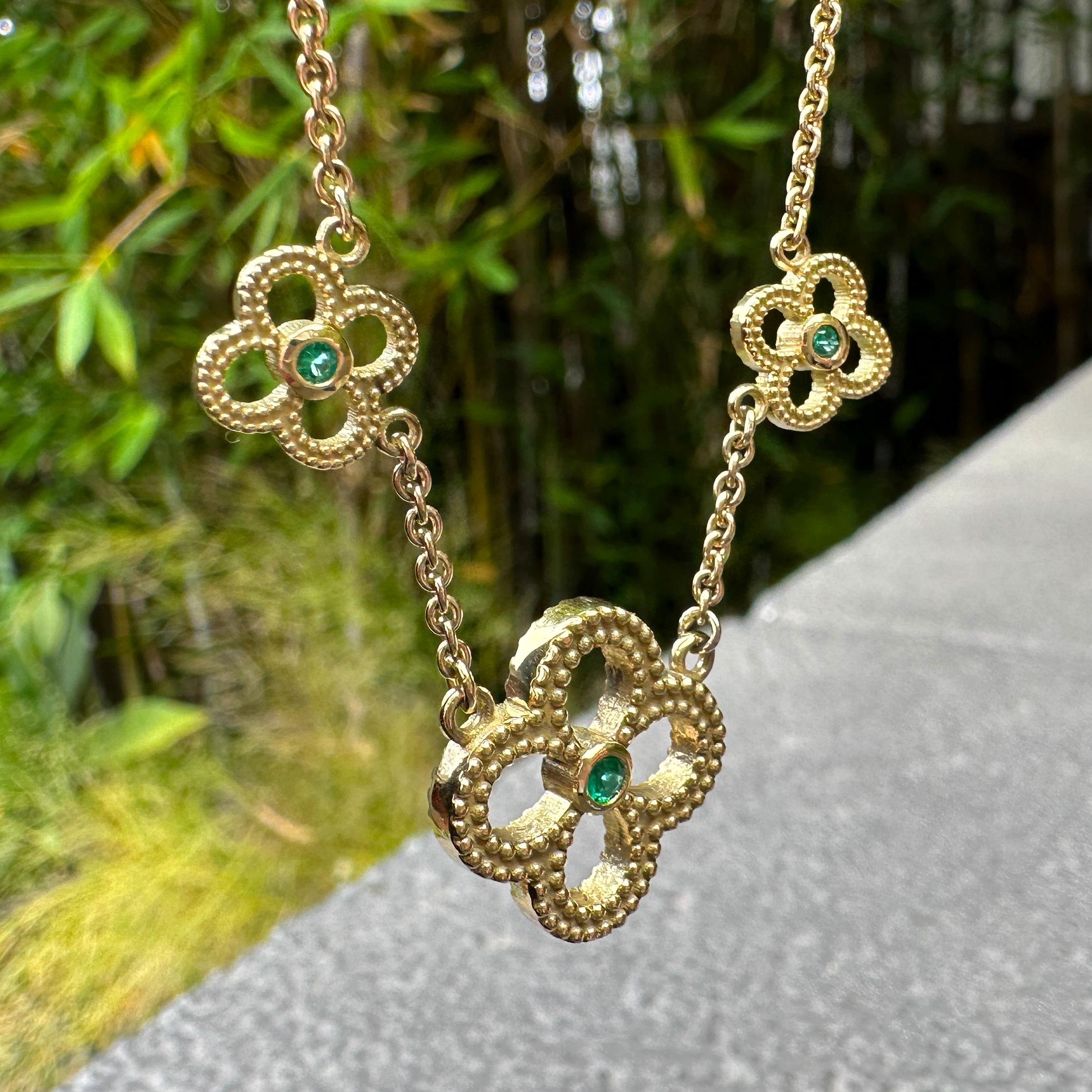Collier réversible à chaîne quadrilobée en or 14 carats et 18 carats avec diamants et émeraudes en vente 6
